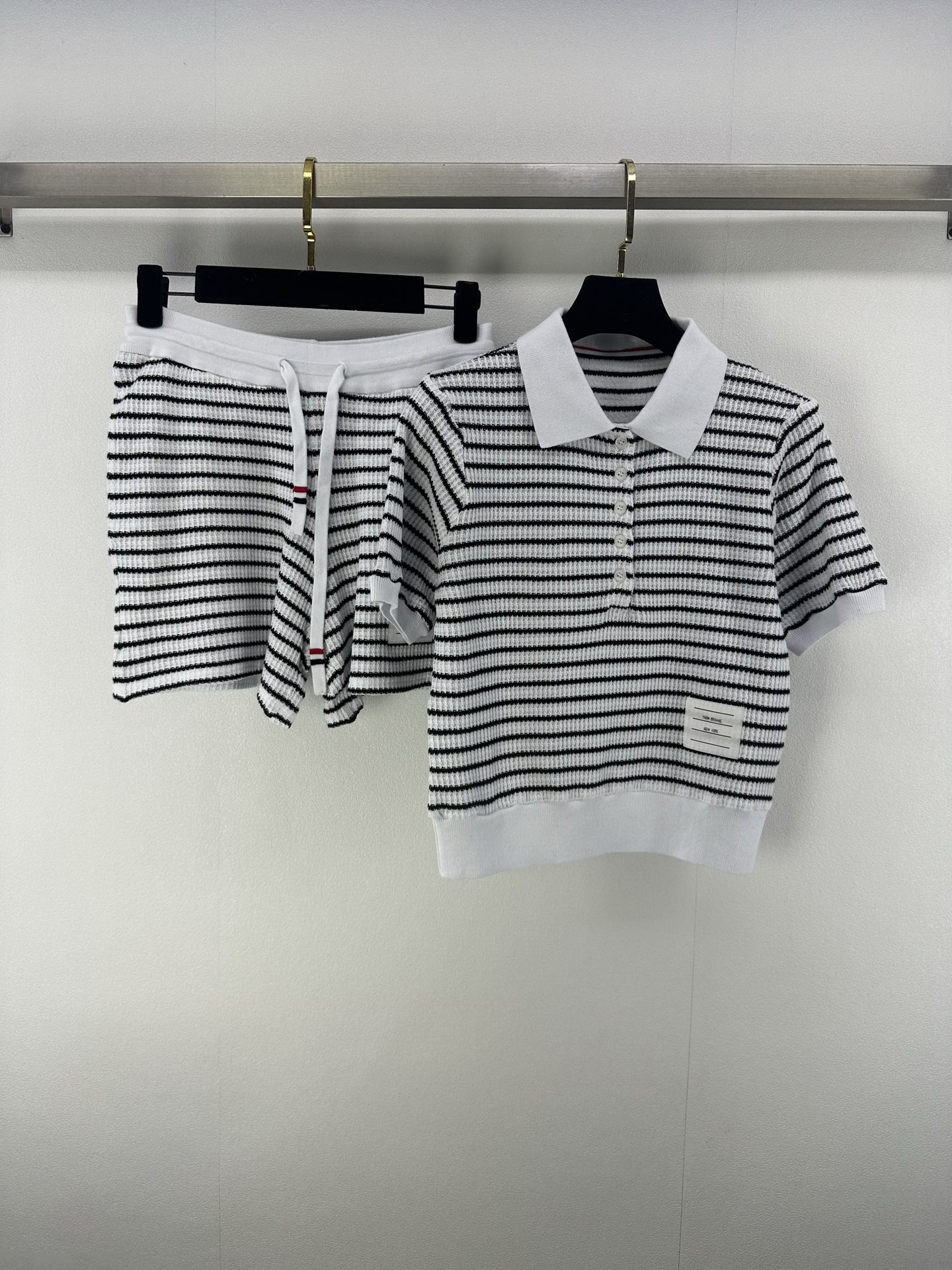 NO:335656,New details on TB 25 Summer new pure lapel black and white striped inter-color half-cardigan short-sleeved suit. I really don’t love this Polo top too much. The black and white inter-color plus three-dimensional waffle texture feel has a retro film feel from the 1990s!  Just wear it casually and you will feel relaxed!  The half-open buckle design is paired with shell buckles, 5 natural shell buckles, which have pearl luster in the sun, and unbuttoned two casual and slim. One outfit makes two lives, and it is a pure school girl on campus. It is paired with khaki pants. It is a cool and beautiful female lead in the workplace. It is also a striped elastic shorts. Casual and fashionable coexist 1 color 3 size SML, skirts, shorts, T-shirt, business suit, alexander wang19860909TB上新细节 25 夏季新款纯翻领黑白条纹间色半开衫短袖套装.这件Polo上衣真的不要太爱呀,黑白间色加上立体华夫格肌理感,自带90年代复古胶片感！随便一穿就是老钱风松弛感！半开扣设计配上贝壳扣,5颗天然贝壳扣,阳光下有珍珠光泽,解开两颗随性又显瘦.一衣穿出两种人生,搭卡其裤就是校园清纯学妹.配黑色西装裙清冷系职场大女主.加上条纹松紧短裤 休闲与时髦并存 1色3码SML,,skirts,shorts,T-shirt,business suit,alexander wang,Women's clothing