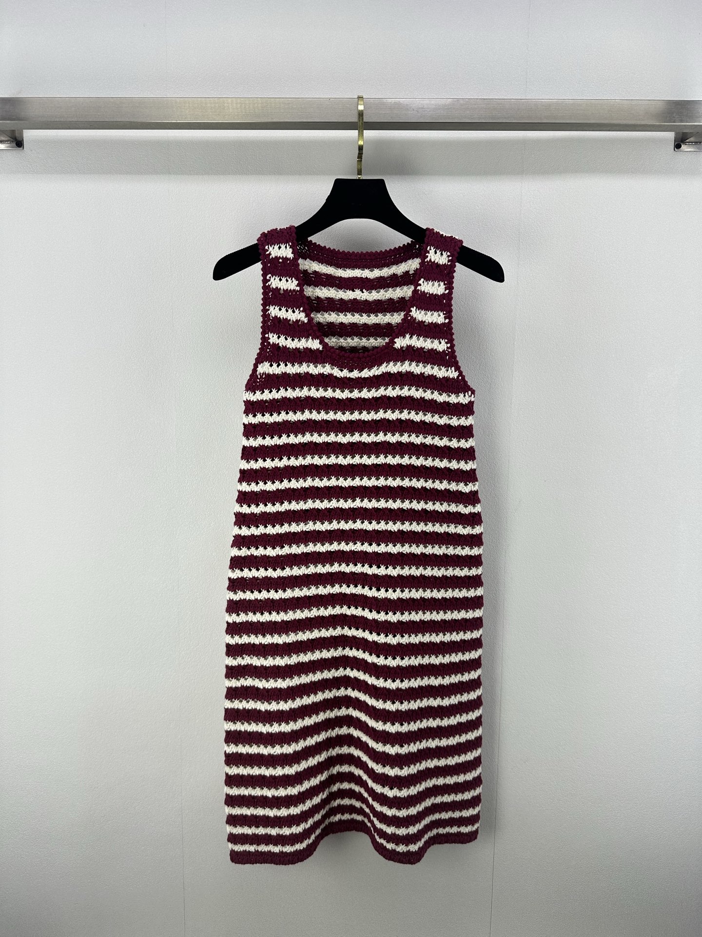 NO:335658,Prad* New details 25 Spring and summer new triangle mark striped vest skirt, back triangle mark exclusive logo label small details!  Contrasting color style fashionable hollow body is comfortable and breathable. Any concave shape looks very good~ YB custom yarn comfort is also great. 1 color 3 code SML, prada, skirts, alexander wang19860909Prad* 上新细节 25 春夏新款三角标条纹背心裙 后背三角标专属logo贴标小细节！撞色系时髦镂空衣身舒适透气 随便凹个造型就很好看呢~YB定制纱线舒适感也是棒棒哒 1色3码SML,,prada,skirts,alexander wang,Women's clothing