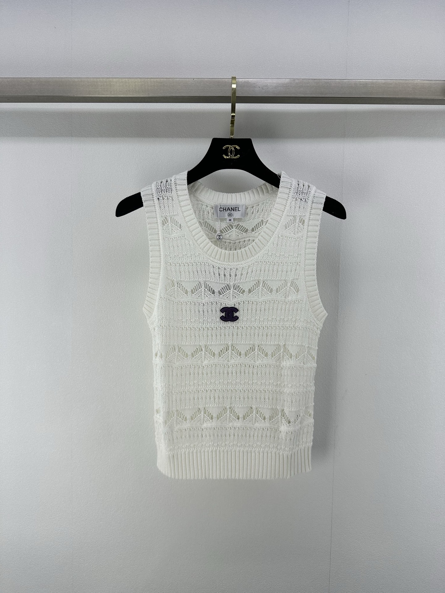 NO:335687,Chane* new details 25 New summer knitted round neck hollow vest exquisite hollow weaving process like the breeze in summer brings a hint of coolness. The classic double C logo is low-key embellished to show the luxury in simplicity. 2 colors and 3 codes SML, chanel, alexander wang19860909Chane*上新细节 25 夏季新款针织圆领镂空背心 精致的镂空编织工艺 如夏日里的微风轻拂 带来丝丝凉意 经典双C标志低调点缀 于简约中彰显奢华底蕴 2色3码SML,,chanel,alexander wang,Women's clothing