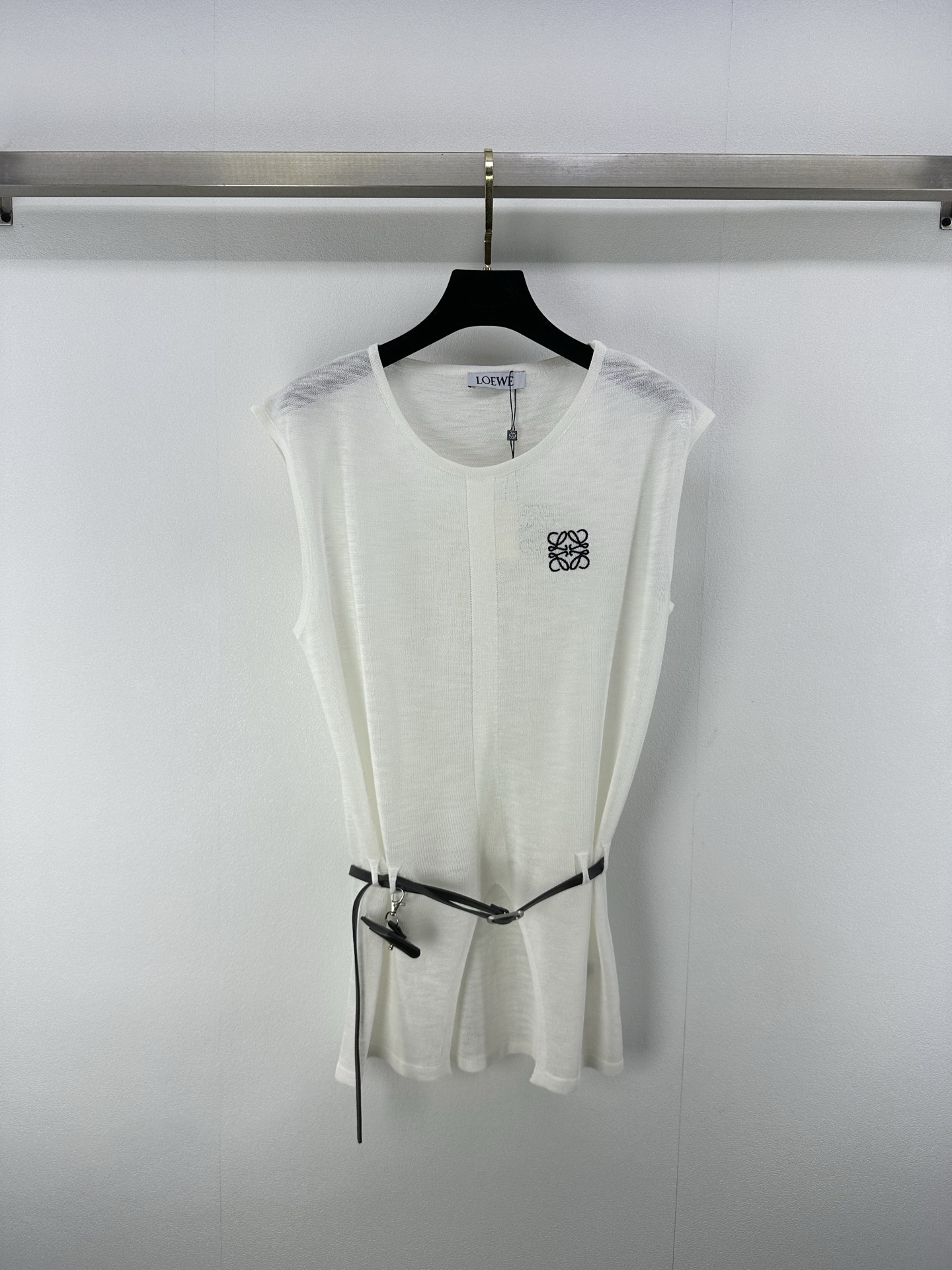 NO:335662,Loew* new details 25 Summer new round neck belt vest, chest logo embroidery, hem slit, belt finishing touch, small leather pocket decoration, fashionable temperament, easy to control in various occasions, especially hidden flesh over the knee, body length can also lengthen the visual sense of body, the sense of missing lower body, sense of detail online, 2 colors and 3 codes SML,,loewe,alexander wang19860909loew*上新细节 25 夏季新款圆领腰带背心 胸前logo刺绣 下摆开叉 腰带点睛之笔还配戴小皮口袋装饰 时髦气质 各种场合轻松驾驭 过膝特别藏肉 衣身长度还可以拉长身材视觉感 下半身失踪感 细节感在线 2色3码SML,,loewe,alexander wang,Women's clothing