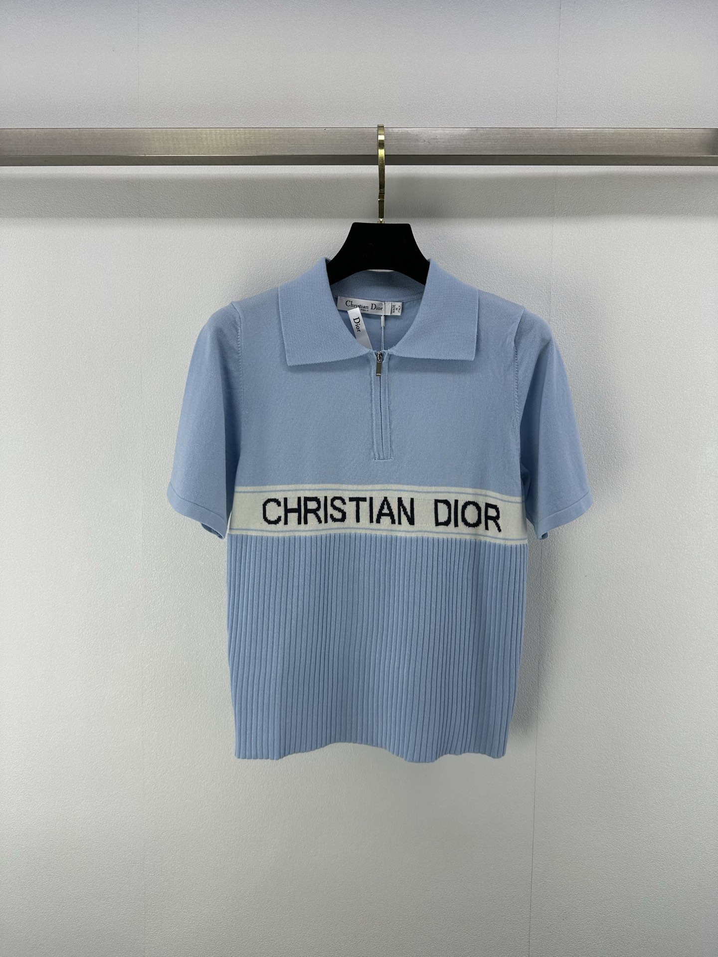 NO:335666,New details on Dio* 25 Spring and summer new semi-zipper short sleeves, hardware logo medal decoration, slim on the upper body, super white skin, customized jacquard craftsmanship, low-key and luxurious! A must-have item for fashionable things unlocks all outfits! Classic items are fashionable and high-end, and the classic style is versatile and not picky! 2 color 3 code SML, dior, T-shirt, alexander wang19860909Dio*上新细节 25 春夏新款半拉链短袖 五金logo勋章修饰搭配 上身显瘦超級显肤白 定制提花工艺 低调奢华！ 时髦精必备单品解锁所有穿搭！经典单品时髦又高级 经典版型百搭不挑人！ 2色3码SML,,dior,T-shirt,alexander wang,Women's clothing