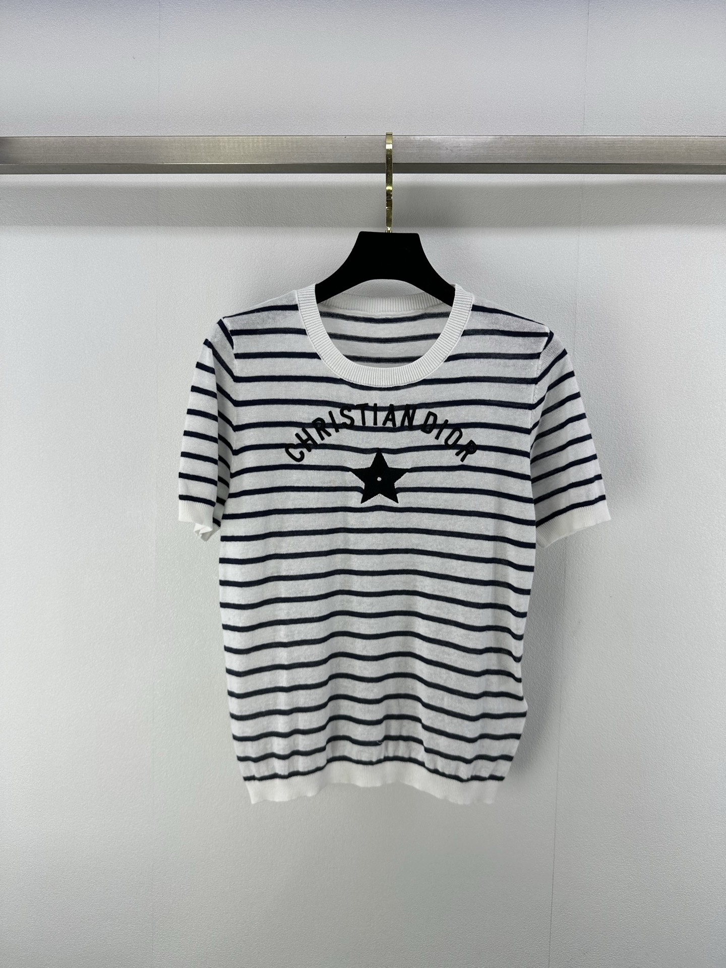 NO:335668,New details on Dio* 25 New summer striped knitted short sleeves Customized YB cotton yarn weaving Delicate texture Soft and comfortable Knitted short sleeve cuts Fine knitted threaded edges to add exquisite tone Match with elastic fabrics Regular styles to create fashionable temperament Slimming and inclusive figures Fully striped chest Five-pointed star letter logo decoration Show brand tone Versatile styles not picky about age skin tone Match with skirts and pants Adapt to age-reducing fashionable retro style 1 color 3 SML,,dior, skirts, T-shirt, alexander wang19860909Dio*上新细节 25 夏季新品条纹针织短袖 定制YB棉质纱线织造 细腻肌理 柔软舒适 针织短袖裁剪 通体细密针织 螺纹包边增添精致调性 搭配弹性十足的面料 常规版型穿出时髦气质 显瘦包容身材 通体条纹胸前五角星字母徽标装饰 展示品牌调性 百搭款式不挑年龄肤色 搭配裙装裤装 适配减龄时髦复古风格 1色3码SML,,dior,skirts,T-shirt,alexander wang,Women's clothing