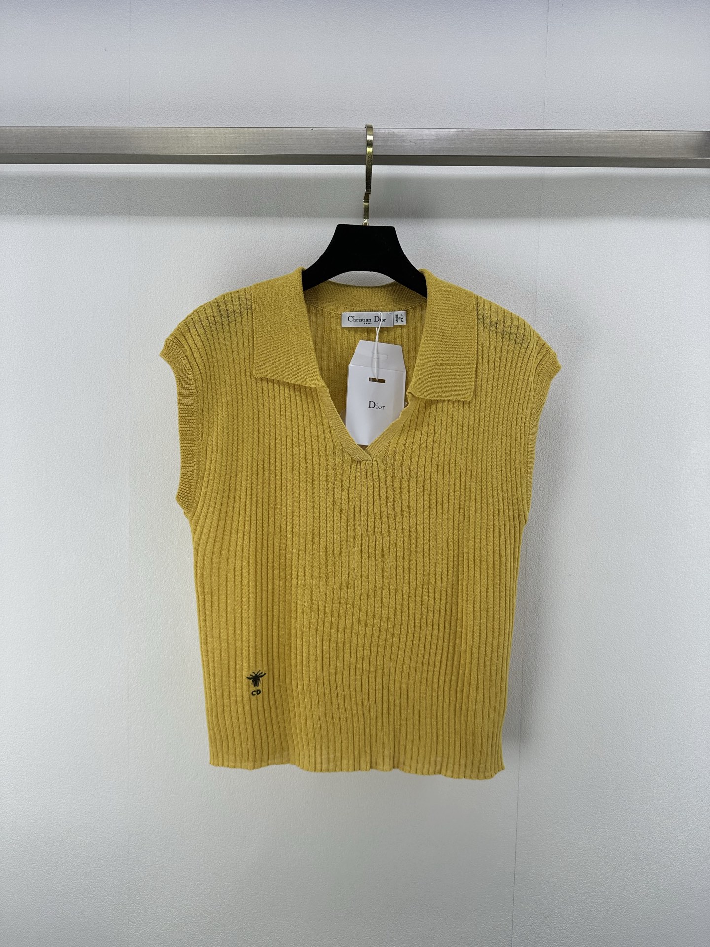 NO:335670,Dio* new details 25 Spring and summer new lapel vest, the hemp yarn is delicate and cool, positioning the little bee embroidery design is fashionable and casual, the upper body looks slim and tall and versatile, 3 colors and 3 sizes SML, dior, alexander wang19860909Dio*上新细节 25 春夏新款翻领背心 麻料纱线质感细腻冰凉 定位小蜜蜂刺绣设计时尚随性 上身显瘦高挑又百搭 3色3码SML,,dior,alexander wang,Women's clothing