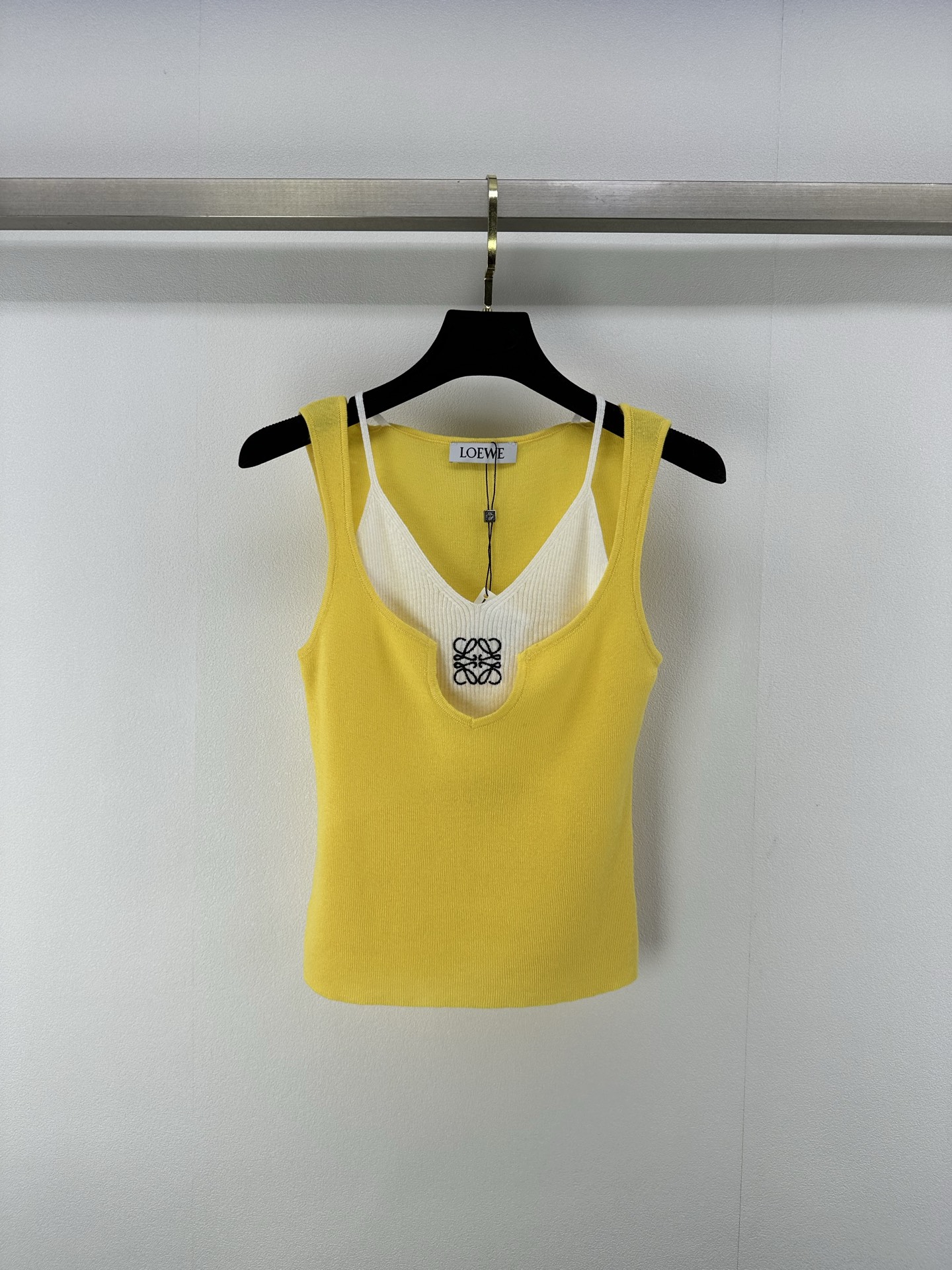 NO:335672,Loew* new details 25 Spring and summer new fake two-piece vest suspender fake two-piece design small sexy custom logo embroidery iconic logo versatile and not picky 2 colors 3 size SML, loewe, alexander wang19860909loew*上新细节 25 春夏新款假两件背心吊带假两件设计小性感 定制logo刺绣 标志性徽标 百搭不挑人 2色3码SML,,loewe,alexander wang,Women's clothing