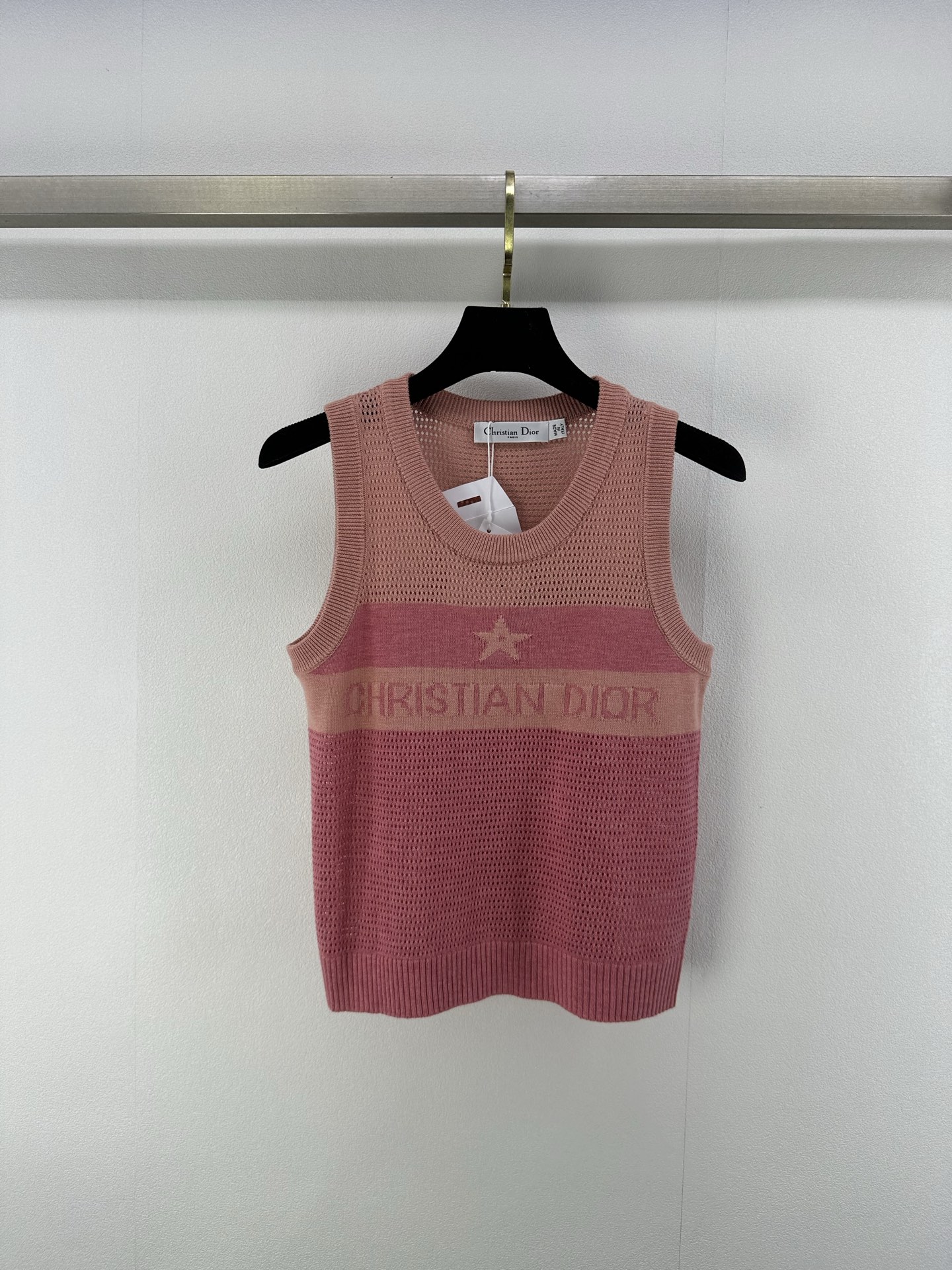 NO:335676,Dio* New Details 25 The latest summer contrast striped round-neck knitted vest!  Contrast color stripes minimalist style, five-pointed star jacquard classic, hollowed-out design is both advanced and comfortable!  Create a youthful atmosphere!  Pick people 3 colors 3 codes SML, dior, alexander wang19860909Dio* 上新细节 25 夏季最新系撞色条纹圆领针织背心！撞色条纹极简风格,五角星提花经典 衣身镂空设计既高级又舒适！打造青春气息！ 挑人 3色3码SML,,dior,alexander wang,Women's clothing