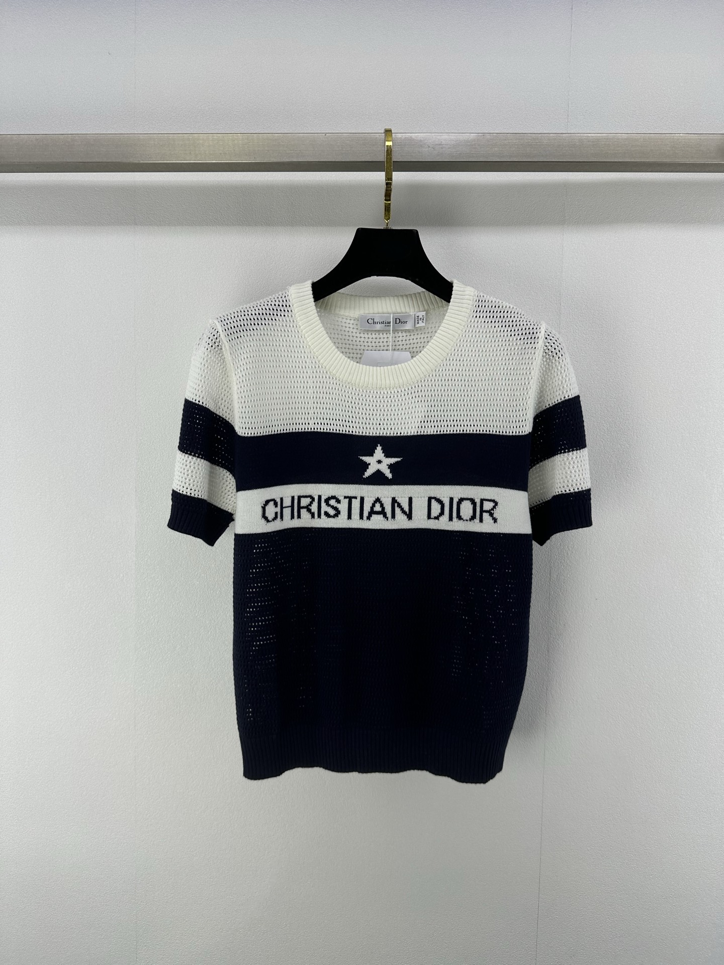 NO:335682,Dio* New Details 25 The latest summer series of contrasting striped round neck knitted short sleeves!  Contrast color stripes minimalist style, five-pointed star jacquard classic, hollowed-out design is both advanced and comfortable!  Create a youthful atmosphere!  Pick people 3 colors 3 codes SML, dior, T-shirt, alexander wang19860909Dio* 上新细节 25 夏季最新系撞色条纹圆领针织短袖！撞色条纹极简风格,五角星提花经典 衣身镂空设计既高级又舒适！打造青春气息！ 挑人 3色3码SML,,dior,T-shirt,alexander wang,Women's clothing