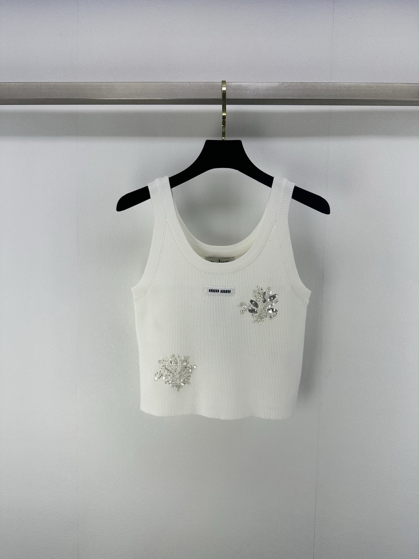 NO:411602,New details on MiuMi* 25 Spring and Summer Latest Beaded Plate Knitted Vest!  Customized YB imported ice silk yarn weaving, elastic and comfortable, breathable and easy to wear, U-shaped knitted vest tailoring, beautifying the proportion of head and shoulders, and make the collar iconic letters and logo nails and beads outlined to form an effect. Decorated gorgeous retro style, slim fit style, highlighting the figure, fashionable and slimming, and easy to control when traveling or gatherings!  2 colors 3 codes SML, miumiu, alexander wang19860909MiuMi*上新细节 25 春夏最新钉珠珠片针织背心！定制YB进口冰丝纱线织造 弹力舒适 透气好穿 U型针织背心剪裁 美化头肩比例更显瘦 领前标志性字母徽标钉珠珠片勾勒组合成效果 装饰出的华丽复古风格 修身版型 突显身材 时髦显瘦 日常出行或聚会轻松驾驭！ 2色3码SML,,miumiu,alexander wang,Women's clothing