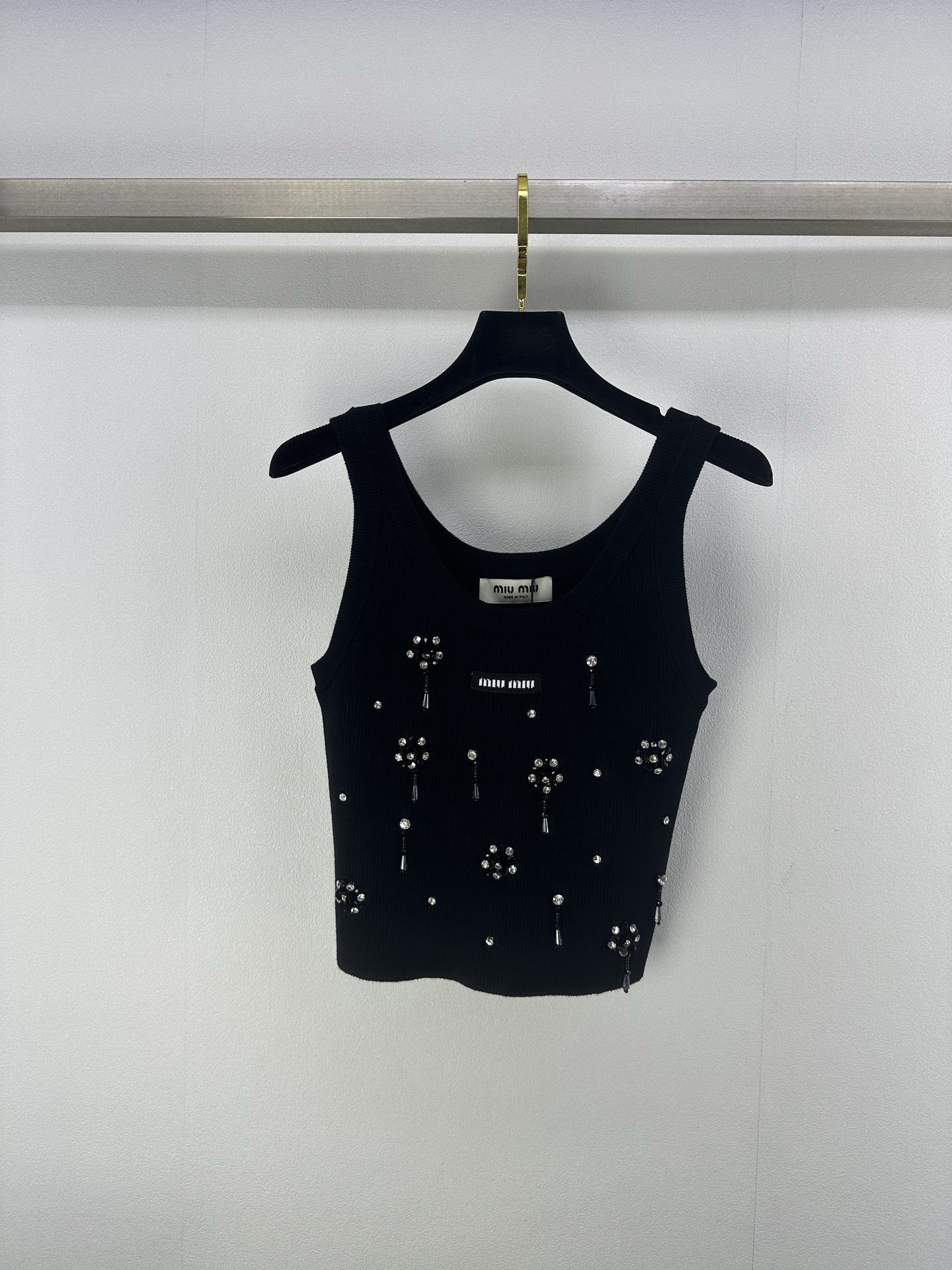 NO:411587,New details on MiuMi* 25 Spring and Summer Latest Beaded Pendant Vest!  Customized YB imported ice silk yarn weaving, elastic and comfortable, breathable and easy to wear, U-shaped knitted vest tailoring, beautifying the proportion of head and shoulders, and make the collar iconic letters, beads, beads, beads, beads, and beads, and pendants are outlined to combine to create an effect. The decorated gorgeous retro style, slim fit style, highlighting the figure, fashionable and slimming, and easy to control when traveling or gatherings!  2 colors 3 codes SML, miumiu, alexander wang19860909MiuMi*上新细节 25 春夏最新钉珠珠片吊坠背心！定制YB进口冰丝纱线织造 弹力舒适 透气好穿 U型针织背心剪裁 美化头肩比例更显瘦 领前标志性字母徽标钉珠珠片吊坠勾勒组合成效果 装饰出的华丽复古风格 修身版型 突显身材 时髦显瘦 日常出行或聚会轻松驾驭！ 2色3码SML,,miumiu,alexander wang,Women's clothing