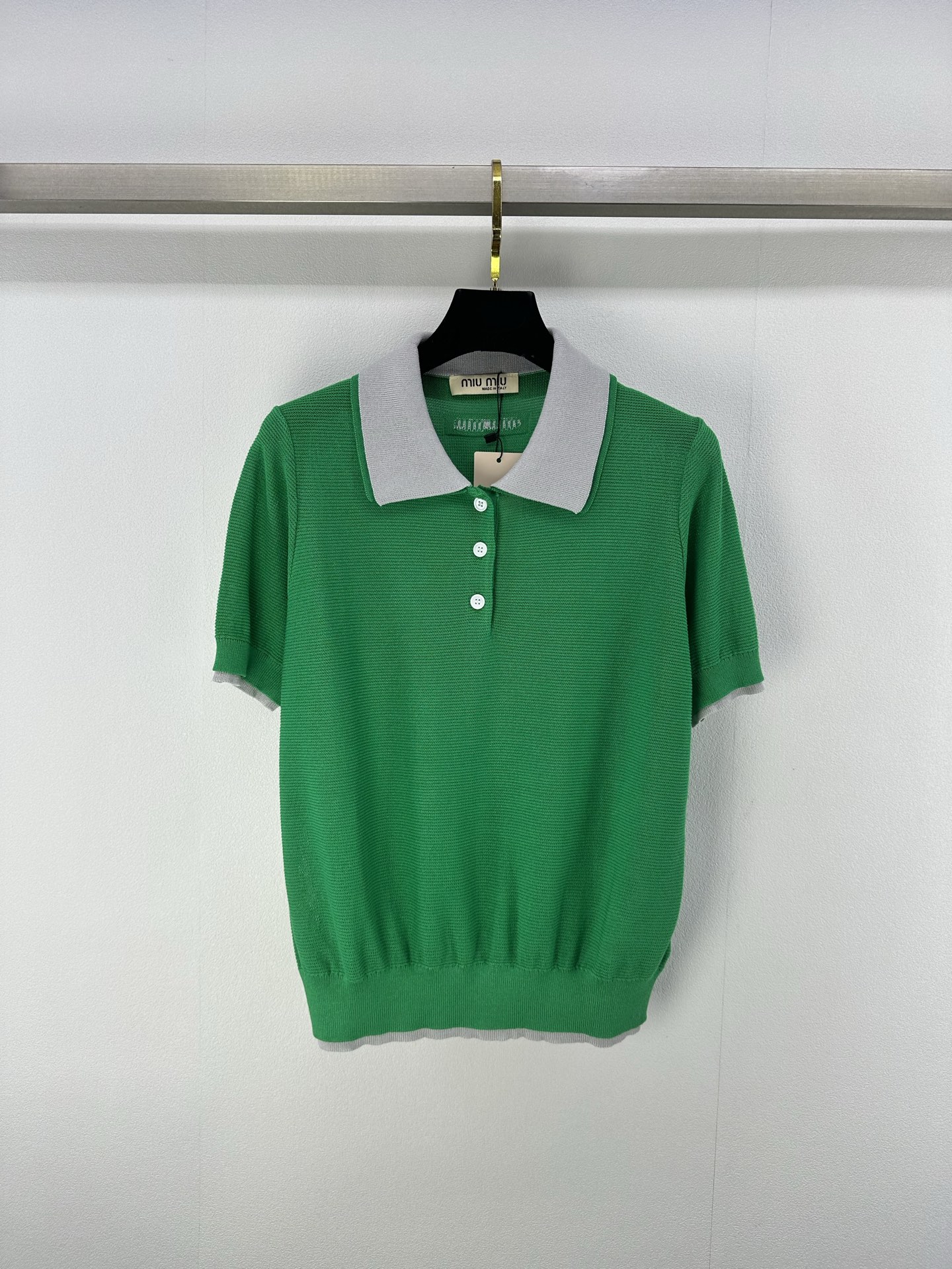 NO:409882,MiuMi* New Details 25 Spring and summer new emerald green paired grey lapel short sleeves. The main color is bright emerald green, and the neckline and cuffs are craftsmanly spliced ​​with gray details, cleverly breaking the monotony of solid colors, exquisite and fashionable, instantly enhancing the overall style. Whether it is a simple denim to create a casual and daily look, or a combination with a delicate skirt to attend a light social occasion, you can easily control it!  1 color 3 code SML, miumiu, skirts, T-shirt, alexander wang19860909MiuMi* 上新细节 25 春夏新款翠绿拼灰色翻领短袖.以鲜明翠绿为主色调,领口与袖口匠心拼接灰色细节,巧妙打破纯色单调,精致且时尚,瞬间提升整体格调.无论是搭配简约牛仔打造休闲日常look,还是与精致半裙组合出席轻社交场合,皆能轻松驾驭！ 1色3码SML,,miumiu,skirts,T-shirt,alexander wang,Women's clothing