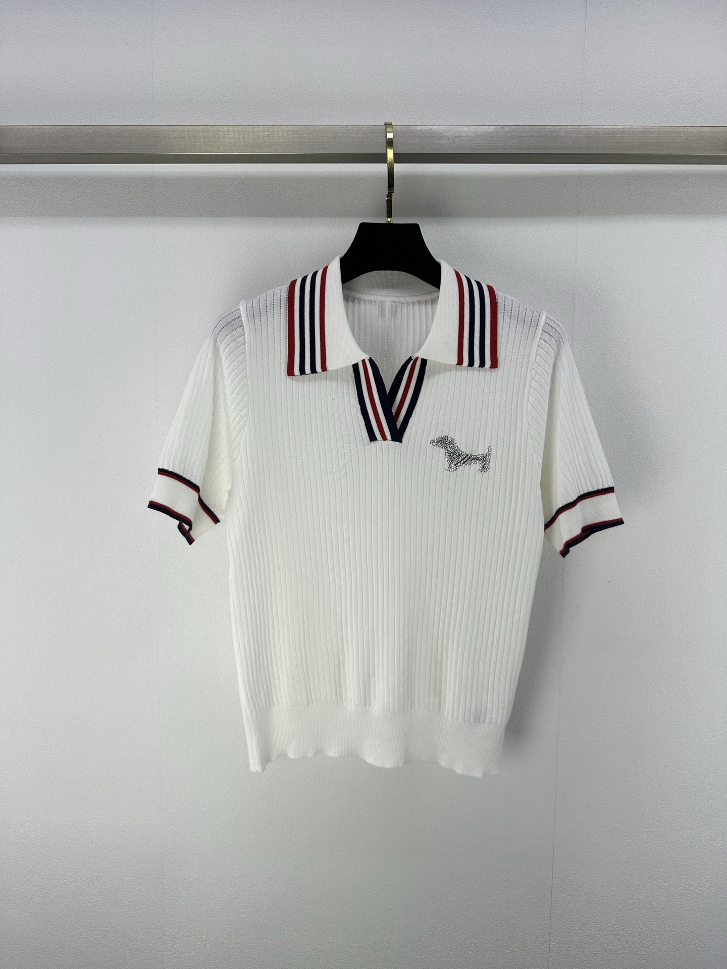 NO:412642,Tb* New Details 25 Spring and Summer Latest Beaded Puppy Lapel Knitted Short Sleeves!  Customized mulberry silk knitted material, comfortable and soft, full texture, contrasting collar and puppy piercing beads decoration, cute and age-reducing, upper body shows the college style, commuting and dates, 2 colors and 3 codes, SML, T-shirt, alexander wang19860909Tb* 上新细节 25 春夏最新钉珠小狗翻领针织短袖！定制桑蚕丝针织材质 舒适柔软 质感十足 通撞色领口配合小狗图钉珠案装饰 可爱减龄 上身尽显学院风格 通勤约会都 2色3码SML,,T-shirt,alexander wang,Women's clothing