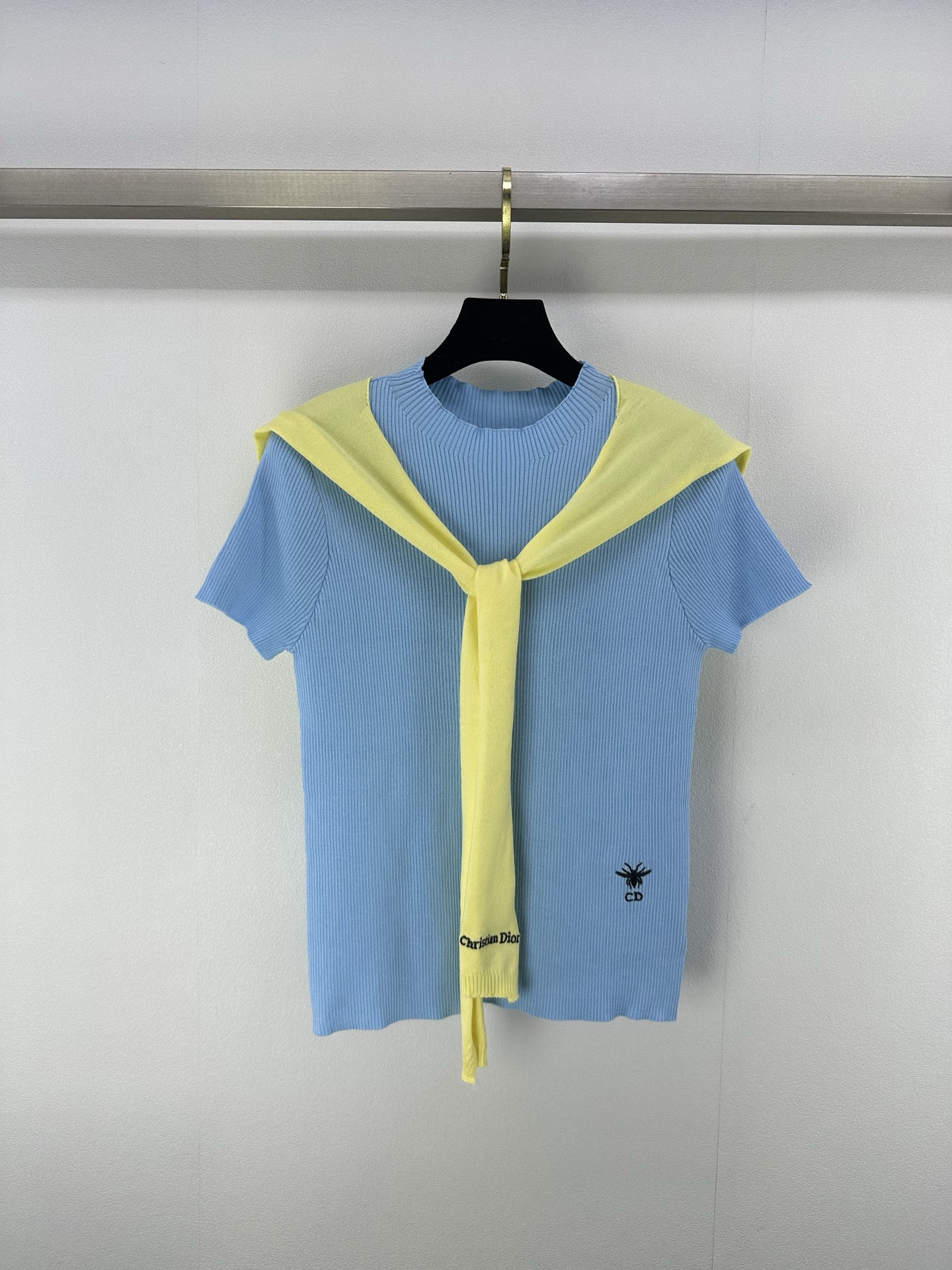 NO:409889,Dio* new details 25 latest summer shawl short sleeves, hem letter bee embroidery, atmosphere small shawl strap design, youth and summer color matching, perfect interpretation of fashionable master outfit Look 3 colors 3 code SML,,dior,T-shirt,shawls,alexander wang19860909Dio*上新细节 25 夏季最新款披肩短袖 下摆字母蜜蜂刺绣 氛围感小披肩绑带设计时尚 青春夏日配色清爽 完美演绎时髦达人穿搭Look 3色3码SML,,dior,T-shirt,shawls,alexander wang,Women's clothing