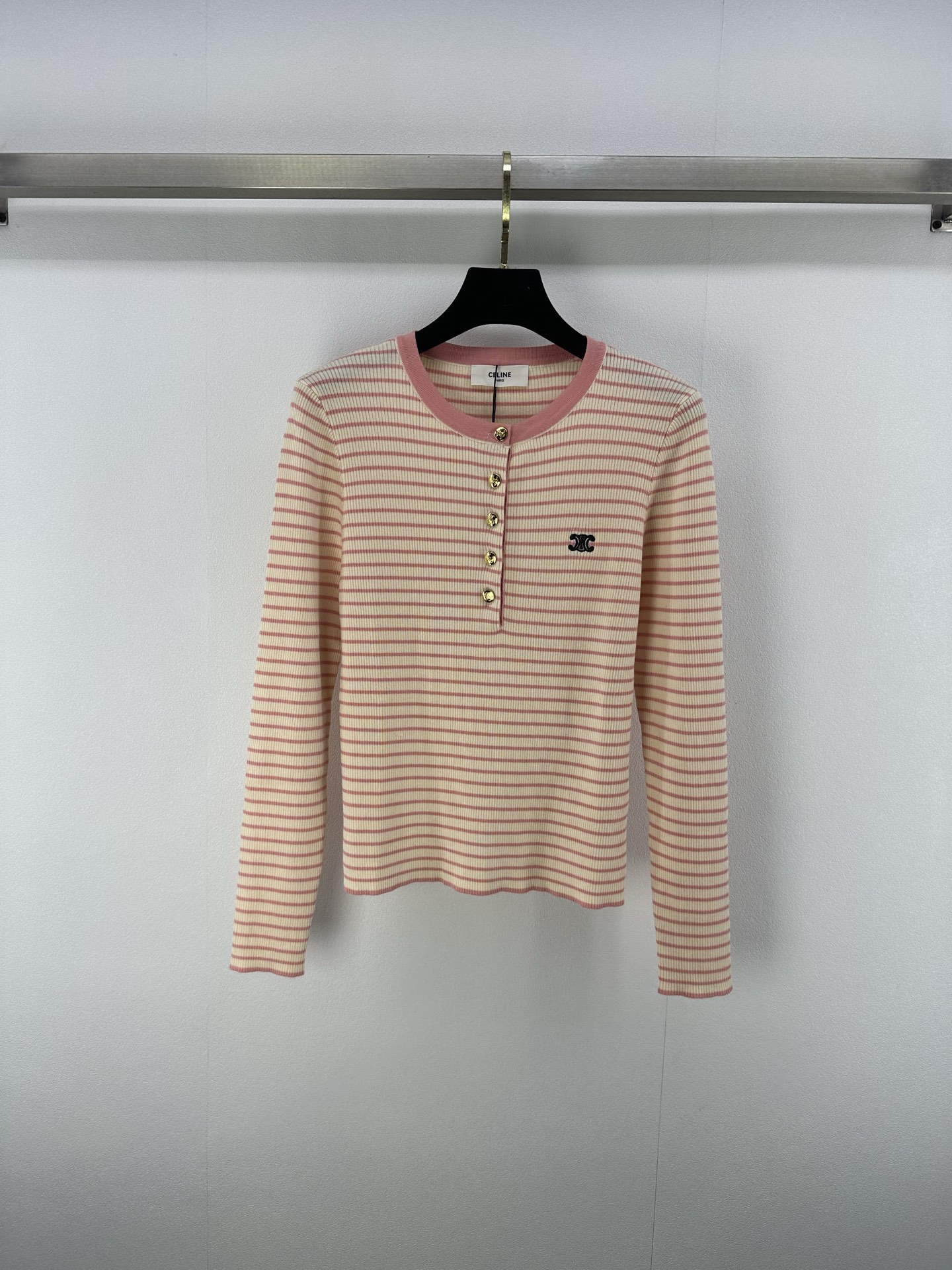 NO:409886,New details on CELIN* 25 Spring and summer new style striped contrasting color long sleeves!  Classic round neck design, youth contrasting color matching, gold metal buckle matching, retro literary atmosphere, slim fit style, leisurely upper body, slim and cover flesh!  2 colors 3 codes SML, celine, alexander wang19860909CELIN*上新细节 25 春夏新款条纹撞色长袖！经典的圆领设计 青春撞色配色 金色金属扣搭配 复古文艺的气息 修身版型上身闲适 显瘦遮肉！ 2色3码SML,,celine,alexander wang,Women's clothing