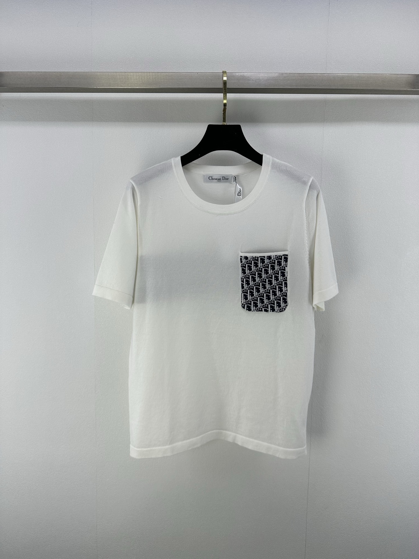 NO:412649,Dio* new details 25 New summer products pocket presbyopia short sleeves Customized YB Tiansi material, textured shiny, breathable and comfortable Presbyopia pocket highlights the brand style. The logo letters on the back make simple styles more layered. Dress in a casual and lazy style. Easy to control when traveling or gatherings!  2 color 3 code SML, dior, T-shirt, alexander wang19860909Dio*上新细节 25 夏季新品口袋老花短袖 定制YB天丝材质 质感光泽 透气舒适 老花口袋凸显品牌格调 后背logo字母 让简单款式更显层次感 穿搭出休闲慵懒风格 日常出行或聚会轻松驾驭！ 2色3码SML,,dior,T-shirt,alexander wang,Women's clothing