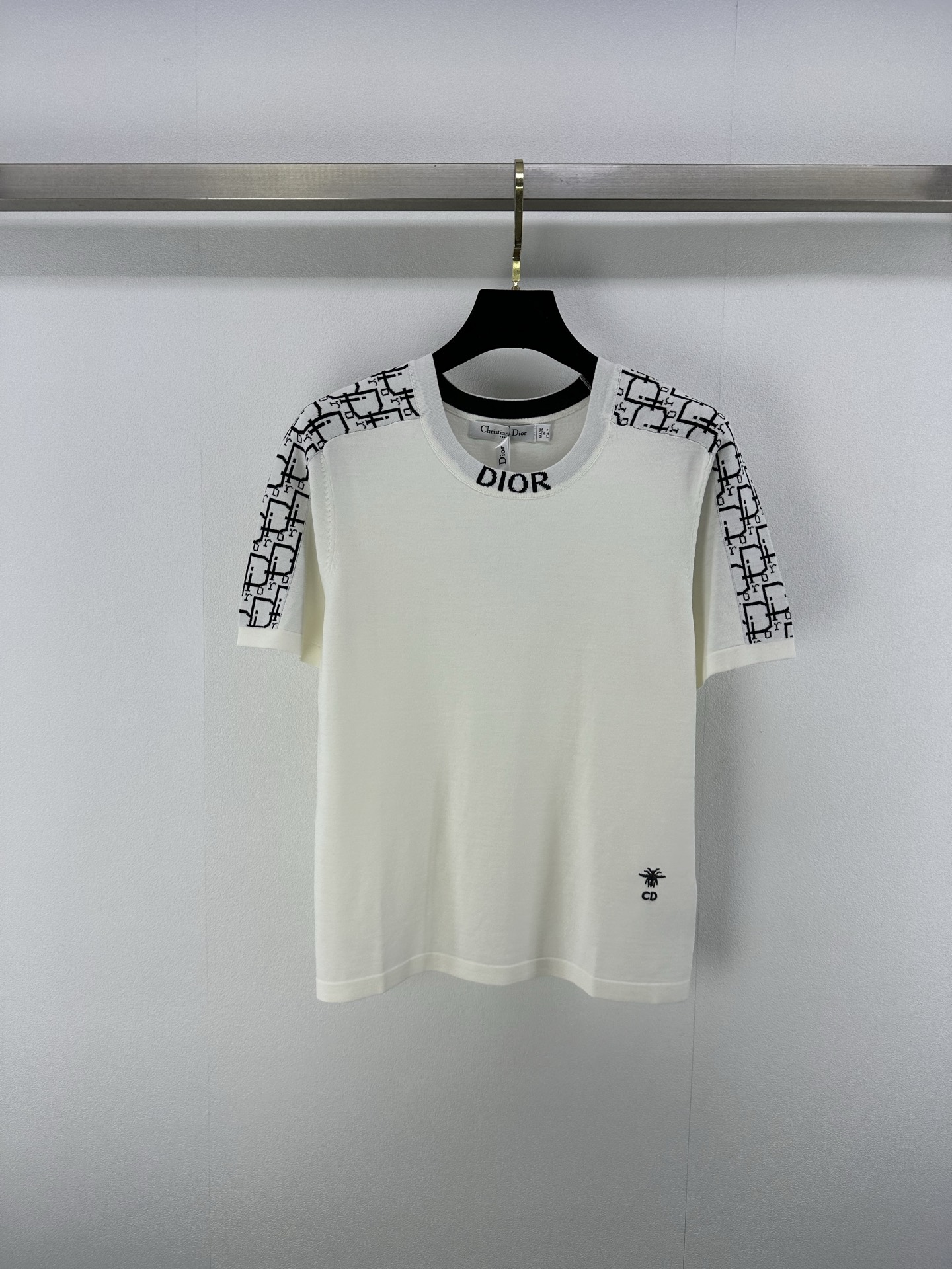 NO:409911,Dio* New details 25 Spring and Summer Latest ragander presbyterian short sleeves!  Custom imported tinsel material, soft and glutinous, comfortable to wear, knitted short-sleeved cut, use color blocking to create rags, contrasting threads wrap around the neckline and hem, maintaining the tone, harmonizing and unified, enriching the design level, and letting the youthful atmosphere double the neckline outlines the brand words, full of fashionable style!  2 color 3 code SML, dior, T-shirt, alexander wang19860909Dio* 上新细节 25 春夏最新系插肩老花短袖！定制进口天丝材质 手感软糯 穿搭舒适 针织短袖裁剪 利用拼色打造插肩 撞色螺纹包边于领口和下摆 保持基调协调统一丰富设计层次 让青春气息倍增 领口勾勒出品牌字样 充满时髦风格！ 2色3码SML,,dior,T-shirt,alexander wang,Women's clothing