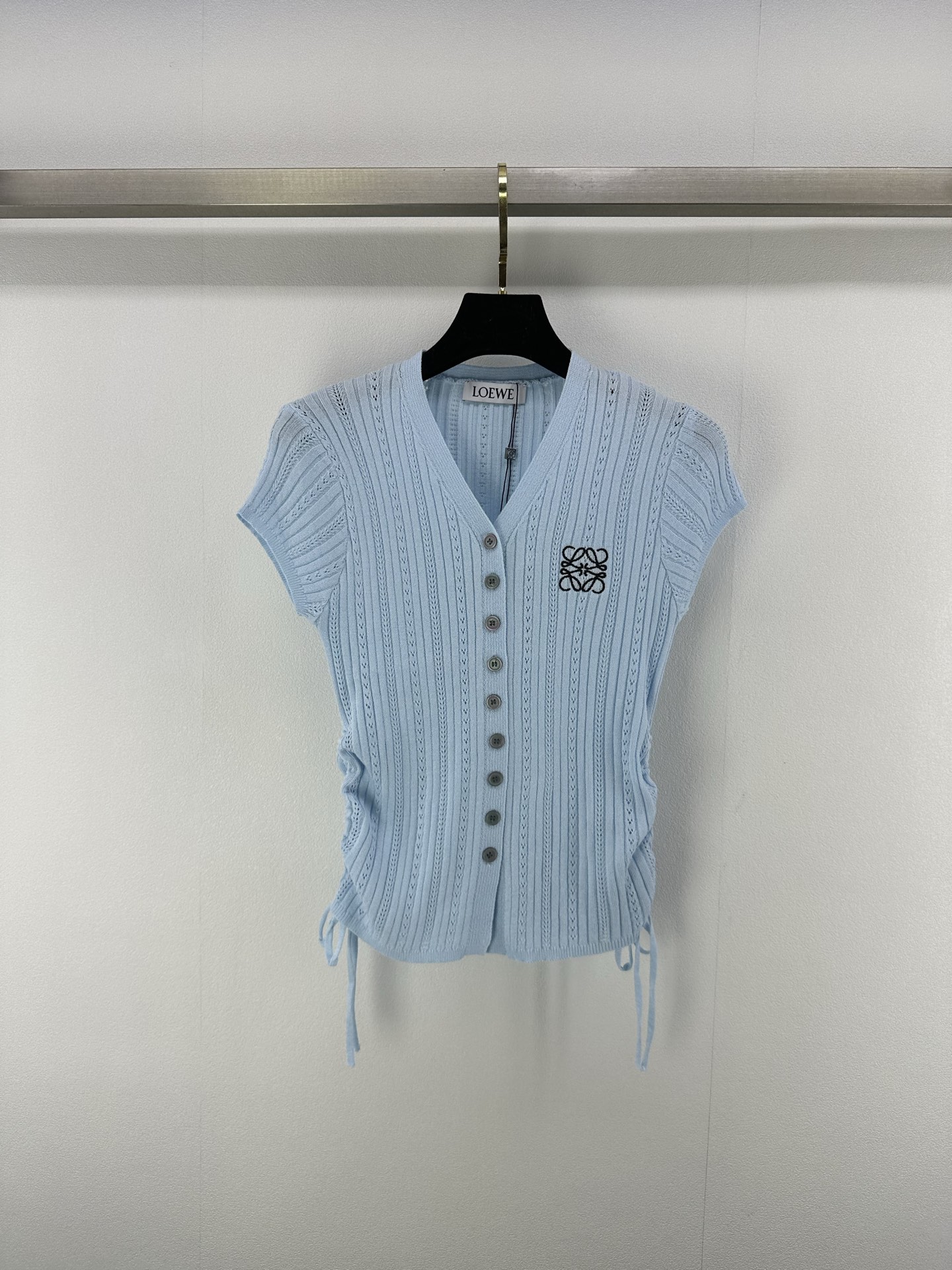 NO:412634,Loew* new details 25 New summer totem embroidered hollow v-neck short sleeves Customized YB linen yarn weaving Comfortable texture Hollow breathable Knitted short-sleeved top cut The whole body is intertwined with hollow crochet texture Inlaid iconic brand totem logo The waist side drawstring design highlights the high-end feeling of outfit The neckline cuffs and hem are threaded lace, elastic and tighter, more refined, slimming outfit, loose fit, full of relaxation and tone, highlighting the light luxury and fashionable temperament, single wear and layering, all seasons fashionable outfit 2 colors 3 SML,,loewe, T-shirt,alexander wang19860909loew*上新细节 25 夏季新款图腾刺绣镂空v领短袖 定制YB亚麻纱线织造 质感舒适 镂空透气 针织短袖上衣剪裁 通体利用镂空钩针肌理交织 内嵌标志性品牌图腾徽标 腰侧抽绳设计凸显穿搭高级感 领口袖口和下摆采用螺纹花边 弹性松紧更显精致 穿搭显瘦 版型宽松包容身材 尽显松弛调性 凸显轻奢时髦气质 单穿叠穿均可 四季时尚穿搭 2色3码SML,,loewe,T-shirt,alexander wang,Women's clothing