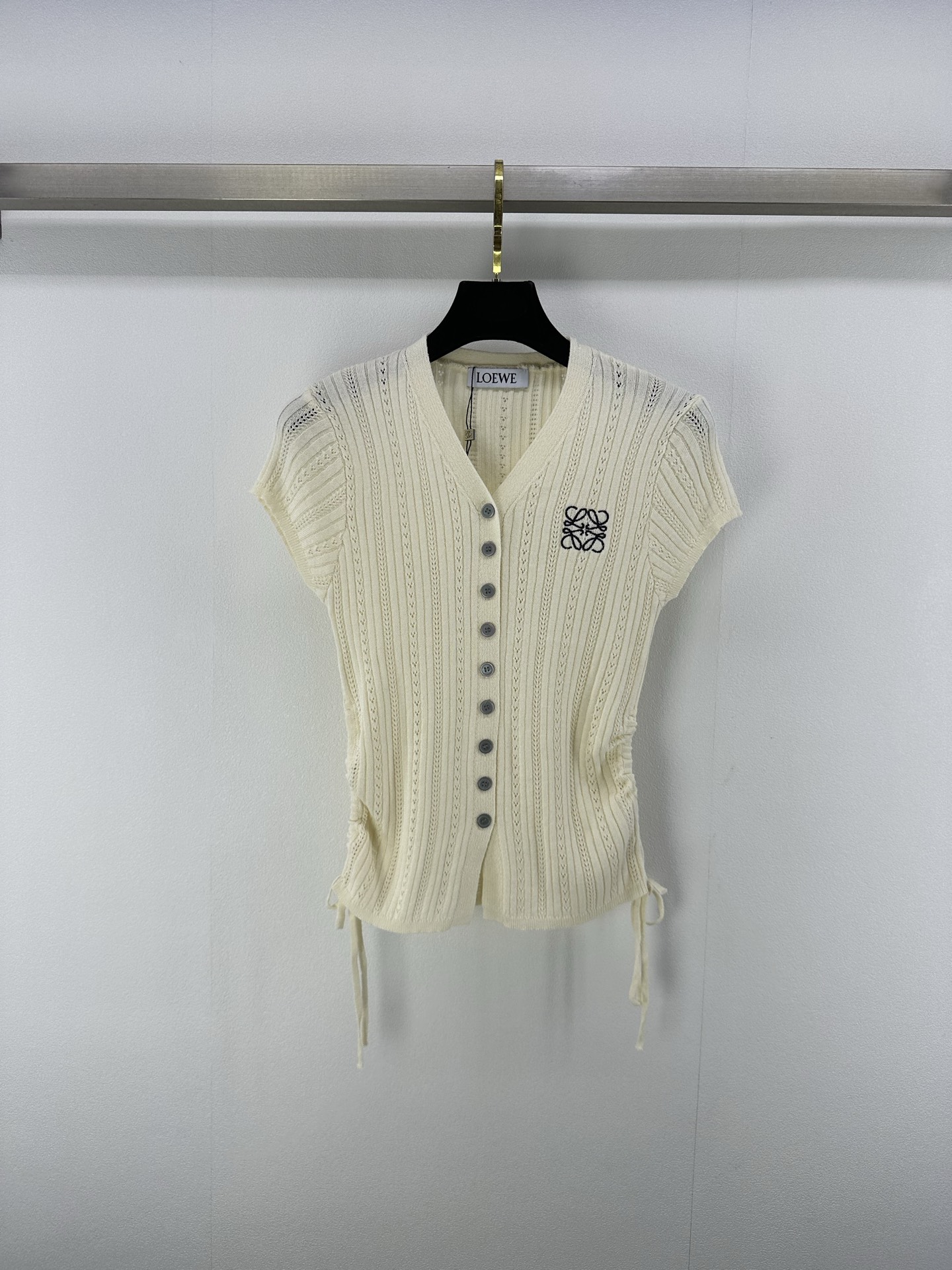 NO:409883,Loew* new details 25 New summer totem embroidered hollow v-neck short sleeves Customized YB linen yarn weaving Comfortable texture Hollow breathable Knitted short-sleeved top cut The whole body is intertwined with hollow crochet texture Inlaid iconic brand totem logo The waist side drawstring design highlights the high-end feeling of outfit The neckline cuffs and hem are threaded lace, elastic and tighter, more refined, slimming outfit, loose fit, full of relaxation and tone, highlighting the light luxury and fashionable temperament, single wear and layering, all seasons fashionable outfit 2 colors 3 SML,,loewe, T-shirt,alexander wang19860909loew*上新细节 25 夏季新款图腾刺绣镂空v领短袖 定制YB亚麻纱线织造 质感舒适 镂空透气 针织短袖上衣剪裁 通体利用镂空钩针肌理交织 内嵌标志性品牌图腾徽标 腰侧抽绳设计凸显穿搭高级感 领口袖口和下摆采用螺纹花边 弹性松紧更显精致 穿搭显瘦 版型宽松包容身材 尽显松弛调性 凸显轻奢时髦气质 单穿叠穿均可 四季时尚穿搭 2色3码SML,,loewe,T-shirt,alexander wang,Women's clothing