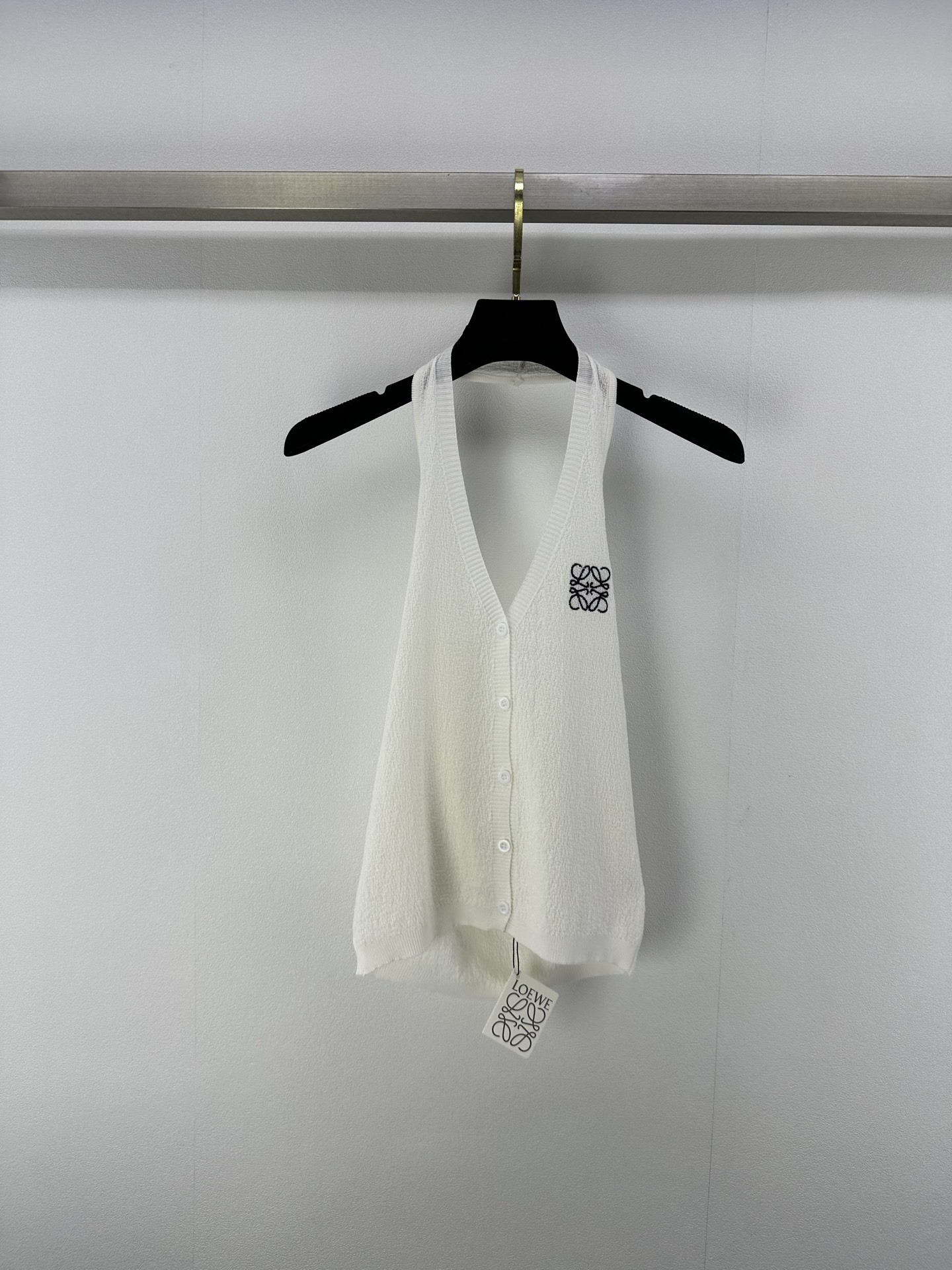 NO:409887,Loew* new details 25 New summer halter knitted vest custom YB Tennis yarn woven elastic and comfortable breathable and easy to wear halter knitted vest cut beautify the head and shoulders proportions to make it look slimmer and consistent with the totem logo on the chest, more coordinated. Retro hot girl style is strong. Slim fit style is combined with cardigan design. Visual slim highlights the figure. The style is playful and age-reducing. Rich layering effect is fashionable and fashionable. 2 colors and 3 sizes SML, loewe, alexander wang19860909Loew*上新细节 25 夏季新款挂脖针织背心 定制YB天丝纱线织造 弹力舒适 透气好穿 挂脖针织背心剪裁 美化头肩比例更显瘦 与胸前图腾徽标保持一致 更显协调 复古辣妹风格强烈 修身版型配合开衫设计 视觉显瘦突显身材 风格俏皮减龄 层次效果更丰富 时髦洋气 2色3码SML,,loewe,alexander wang,Women's clothing