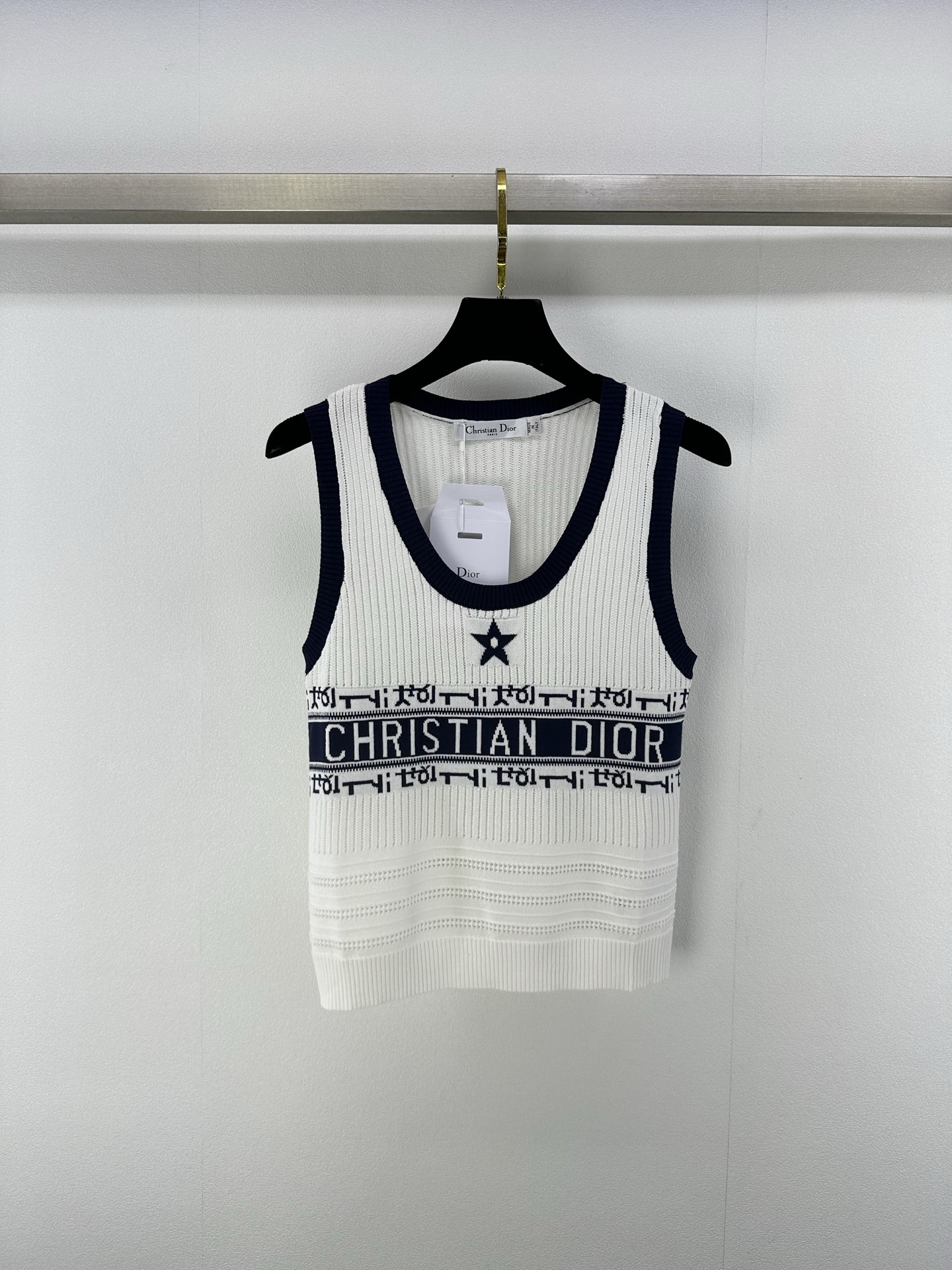 NO:409890,Dio* New details 25 Spring and Summer latest contrasting logo five-pointed vest!  Five-pointed star design elements. Classic color matching lasts for a long time, interpreting the low-key, restrained and effortless fashionable feeling!  The bright color-blocking design easily illuminates the fashionable look!  2 colors 3 codes SML, dior, alexander wang19860909Dio* 上新细节 25 春夏最新撞色logo五角星背心！五角星设计元素 经典配色经久不衰,演绎低调内敛不费力的时髦感！拼色的鲜明设计轻松点亮时髦造型！ 2色3码SML,,dior,alexander wang,Women's clothing