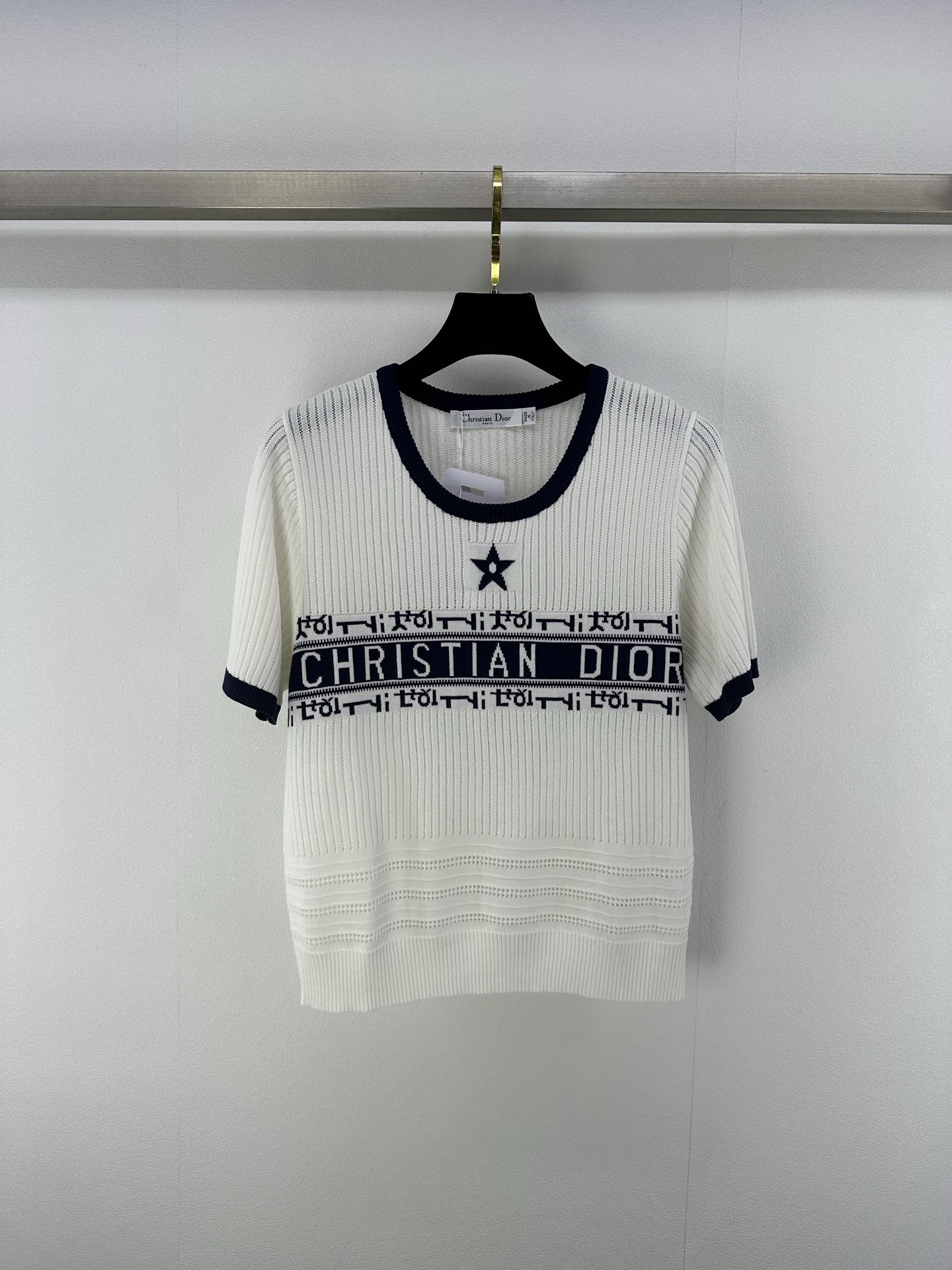 NO:409893,Dio* New details 25 Spring and summer latest contrasting logo five-pointed star short sleeves!  Five-pointed star design elements. Classic color matching lasts for a long time, interpreting the low-key, restrained and effortless fashionable feeling!  The bright color-blocking design easily illuminates the fashionable look!  2 color 3 code SML, dior, T-shirt, alexander wang19860909Dio* 上新细节 25 春夏最新撞色logo五角星短袖！五角星设计元素 经典配色经久不衰,演绎低调内敛不费力的时髦感！拼色的鲜明设计轻松点亮时髦造型！ 2色3码SML,,dior,T-shirt,alexander wang,Women's clothing