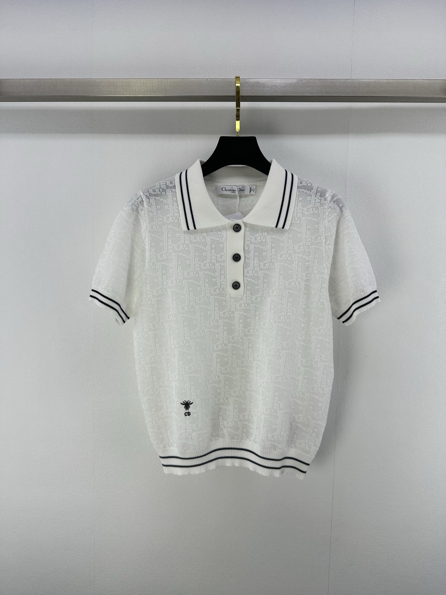 NO:409896,Dio* New details 25 The latest presbyterian logo knitted lapel short sleeves in summer!  The imported woven logos are arranged neatly and orderly, interpreting the low-key, restrained and effortless fashionable feeling!  The imported fine glitter yarn is full of atmosphere!  2 color 3 code SML, dior, T-shirt, alexander wang19860909Dio* 上新细节 25 夏季最新老花满印logo针织翻领短袖！进口机织logo嵌花排列整齐有序,演绎低调内敛不费力的时髦感！采用进口细闪纱线氛围感十足！ 2色3码SML,,dior,T-shirt,alexander wang,Women's clothing