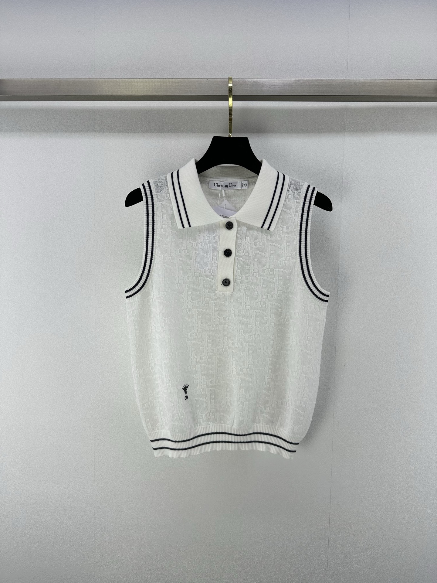 NO:409903,Dio* New details 25 The latest presbyterian logo knitted lapel vest in summer!  The imported woven logos are arranged neatly and orderly, interpreting the low-key, restrained and effortless fashionable feeling!  The imported fine glitter yarn is full of atmosphere!  2 colors 3 codes SML, dior, alexander wang19860909Dio* 上新细节 25 夏季最新老花满印logo针织翻领背心！进口机织logo嵌花排列整齐有序,演绎低调内敛不费力的时髦感！采用进口细闪纱线氛围感十足！ 2色3码SML,,dior,alexander wang,Women's clothing