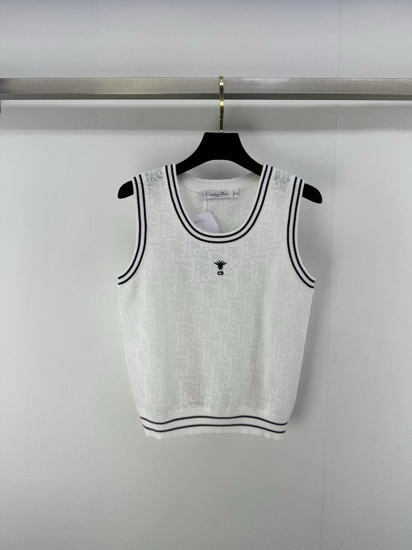 NO:409907,Dio* New details 25 The latest presbyterian logo knitted round neck vest in summer!  The imported woven logos are arranged neatly and orderly, interpreting the low-key, restrained and effortless fashionable feeling!  The imported fine glitter yarn is full of atmosphere!  2 colors 3 codes SML, dior, alexander wang19860909Dio* 上新细节 25 夏季最新老花满印logo针织圆领背心！进口机织logo嵌花排列整齐有序,演绎低调内敛不费力的时髦感！采用进口细闪纱线氛围感十足！ 2色3码SML,,dior,alexander wang,Women's clothing