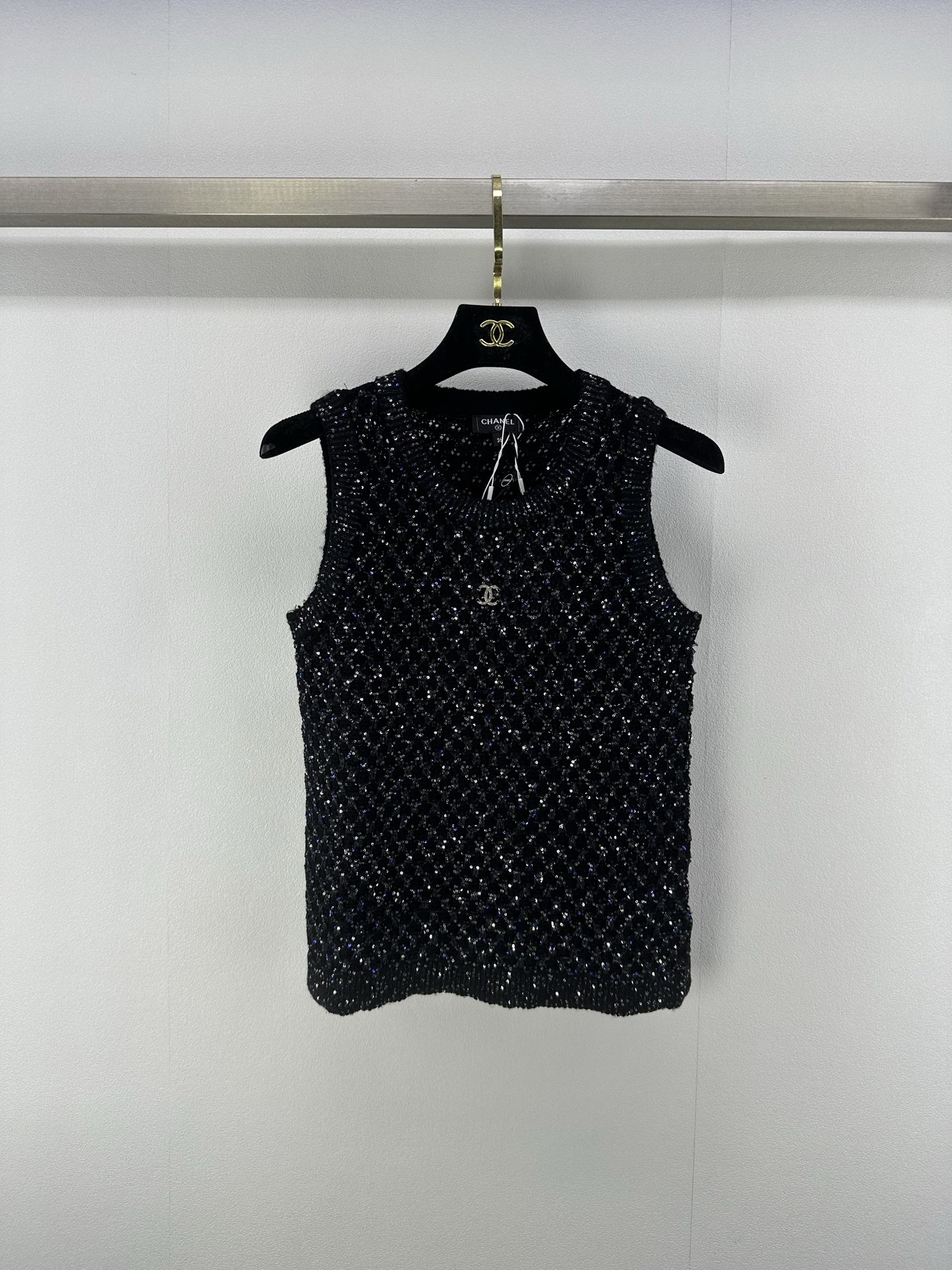 NO:409910,CHANE* New Details 25 Spring and Summer Latest Silver Wire Round Neck Vest!  Custom imported yarn weaving, high-quality texture, breathable and comfortable, knitted vest cut, the whole body is interwoven with fine crochet texture, outlines the hollow pattern pattern, interspersed with silver wire beads, shines and charming, highlighting the high-end feeling of outfit, loose and slightly transparent, and makes the body look slim, showing the loose tone, the double C logo on the chest highlights the light luxury and fashionable temperament!  4 color 3 code SML, chanel, alexander wang19860909CHANE* 上新细节 25 春夏最新银丝圆领背心！定制进口纱线织造 质感高级 透气舒适 针织背心剪裁 通体利用细密钩针肌理交织 勾勒出镂空花纹图案 穿插银丝珠片闪耀迷人 凸显穿搭高级感 宽松微透更显瘦 版型宽松包容身材 尽显松弛调性 胸前双C徽标 凸显轻奢时髦气质！ 4色3码SML,,chanel,alexander wang,Women's clothing