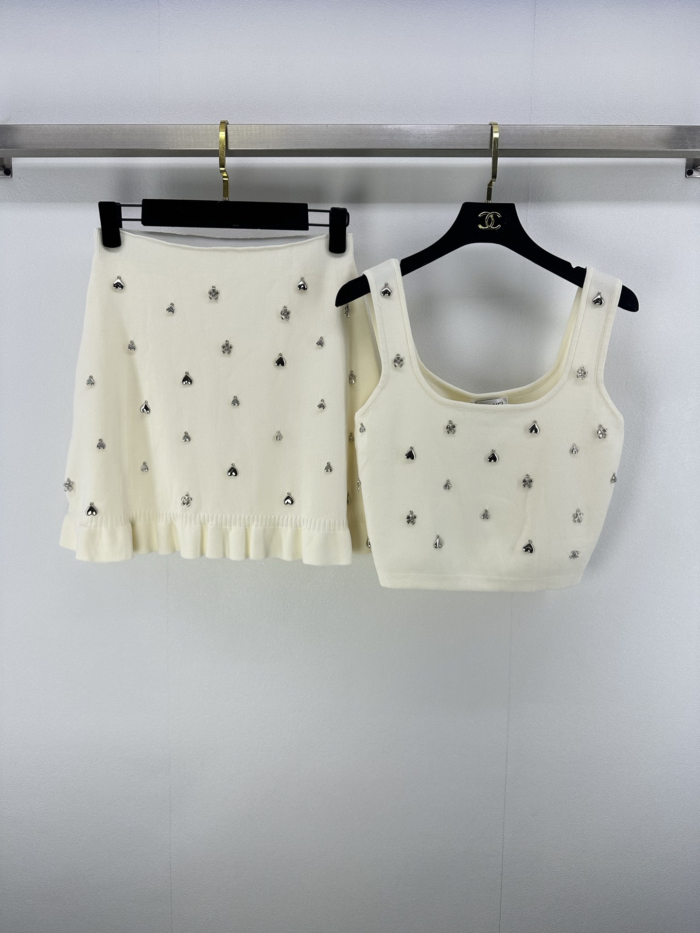 NO:411594,Chane *New details 25 Summer new heavy industry metal buckle set Sling + skirt Hand-sewn metal accessories decoration Decoration Decoration with logo brand letters Presents a gorgeous and elegant style Handmade cumbersome and time-consuming Visible by the naked eye The waist is tight and waist is excellent inclusive Lace skirt The upper body reduces age and temperament 2 colors 3 SML, chanel, skirts, alexander wang19860909Chane *上新细节 25 夏季新款重工金属扣套装 吊带+半裙手工缝制金属配饰装饰 在以logo品牌字母点缀 呈现华丽优雅的风格 手工繁琐耗时 肉眼可见 腰身松紧腰包容性极佳 花边裙摆 上身减龄又气质 2色3码SML,,chanel,skirts,alexander wang,Women's clothing