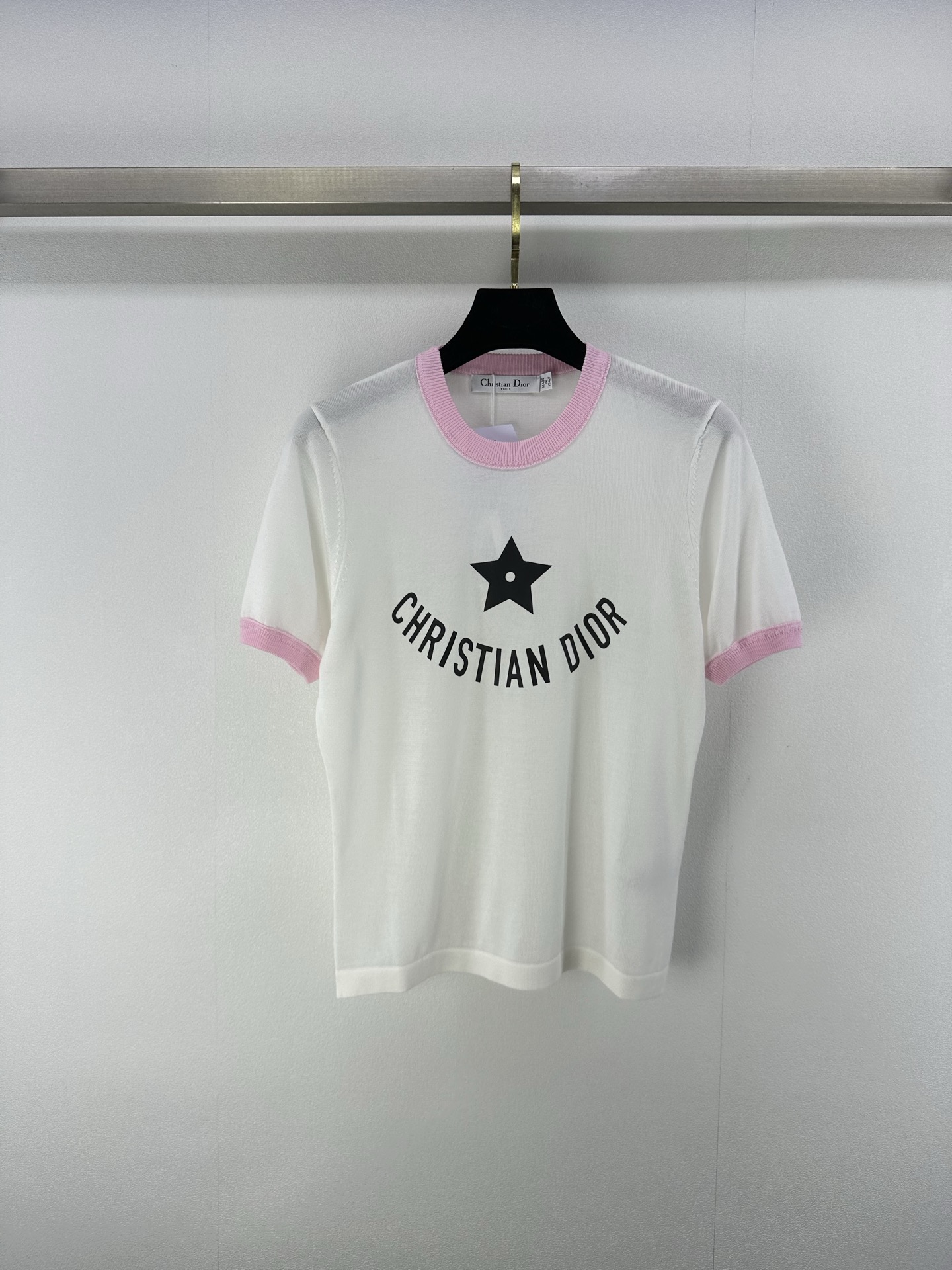 NO:413891,New details on Dio* 25 Spring and summer new style contrast knitted short sleeves, delicate texture, soft and comfortable, knitted short sleeves cut, fine knitted, thread contrasting edges add exquisite tone, match with elastic fabric, regular styles to create a fashionable temperament, slimming and inclusive figure, decorated with letter logos and five-pointed star patterns in the middle, display brand tone, versatile styles that do not pick the age-based skin tone, match with skirts and trousers, suitable for age-reducing retro style, 2 colors, 3 sizes, SML, dior, skirts, T-shirt, alexander wang19860909Dio*上新细节 25 春夏新款撞色针织短袖 定细腻肌理 柔软舒适 针织短袖裁剪 通体细密针织 螺纹撞色包边增添精致调性 搭配弹性十足的面料 常规版型穿出时髦气质 显瘦包容身材 中间以字母徽标和五角星图案装饰 展示品牌调性 百搭款式不挑年龄肤色 搭配裙装裤装 适配减龄时髦复古风格 2色3码SML,,dior,skirts,T-shirt,alexander wang,Women's clothing