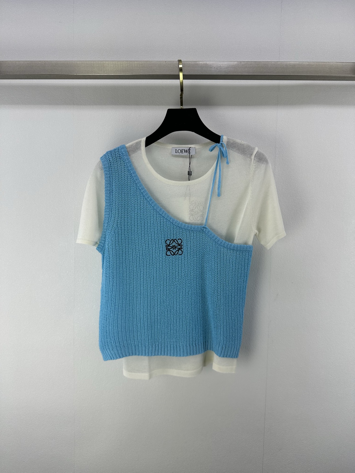 NO:413884,Loew* new details 25 new summer two-piece short sleeves, slanted shoulder bead vest + hollow short sleeves, fabric breathable, logo design embellishment, high-end atmosphere of the upper body 2 colors 3 codes SML,,loewe, T-shirt,alexander wang19860909loew*上新细节 25 夏季新款两件套短袖 斜肩珠片背心+ 镂空短袖 面料透气 logo设计修饰点缀 上身高级氛围感 2色3码SML,,loewe,T-shirt,alexander wang,Women's clothing