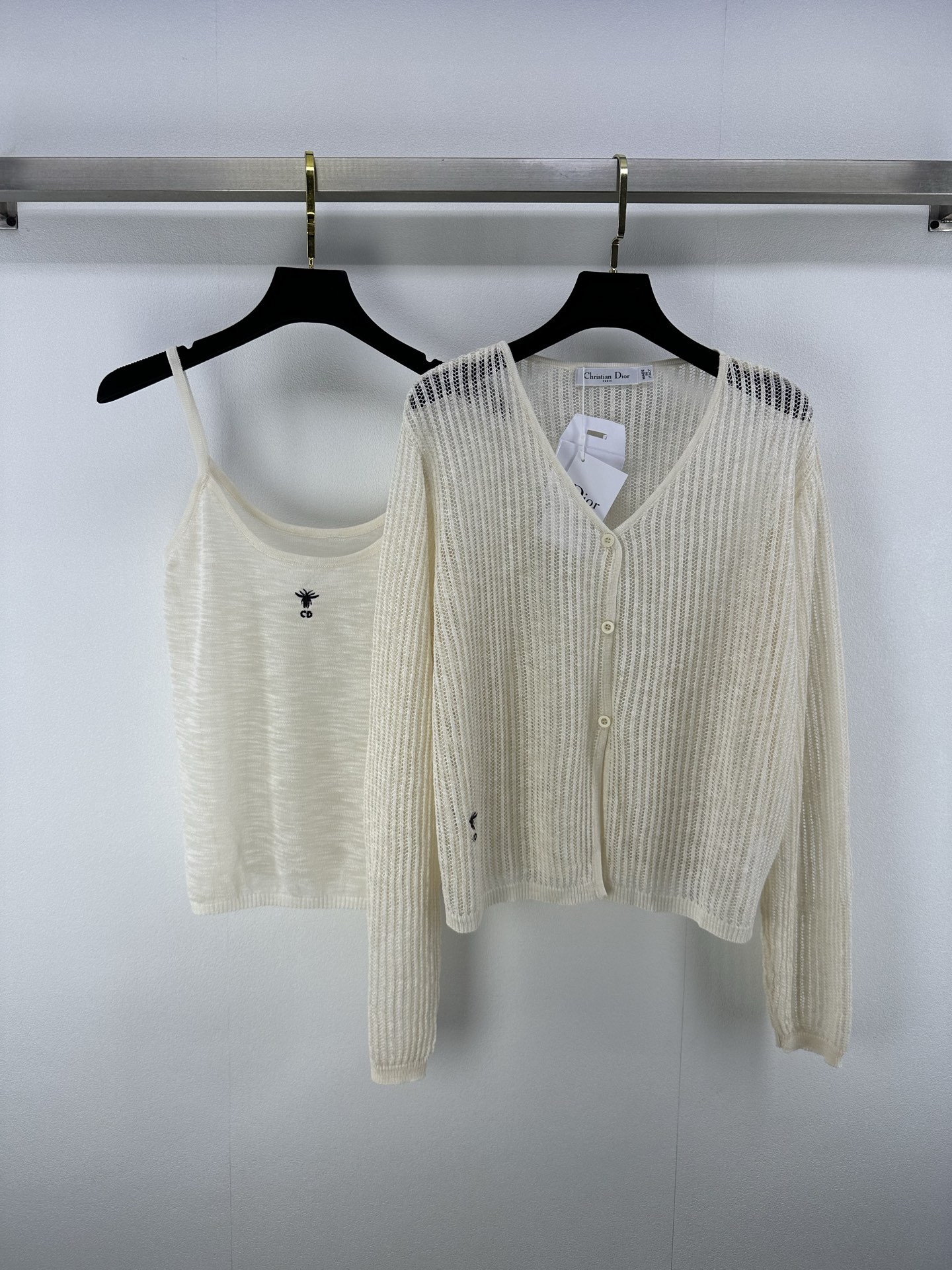 NO:413877,New details on Dio* 25 Spring and Summer Latest Two-Piece Set Sling Vest + Knitted Cardigan!  Contrasting color little bee embroidered logo is sexy and sweet. It is refreshing and not stuffy in summer. It is simple and energetic when going out on the street every day!  2 color 3 codes sML, dior, alexander wang19860909Dio*上新细节 25 春夏最新两件套套装 吊带背心+针织开衫！撞色小蜜蜂刺绣logo 性感不失甜美 夏日清爽不闷热,日常出街简单又具有活力！ 2色3码sML,,dior,alexander wang,Women's clothing