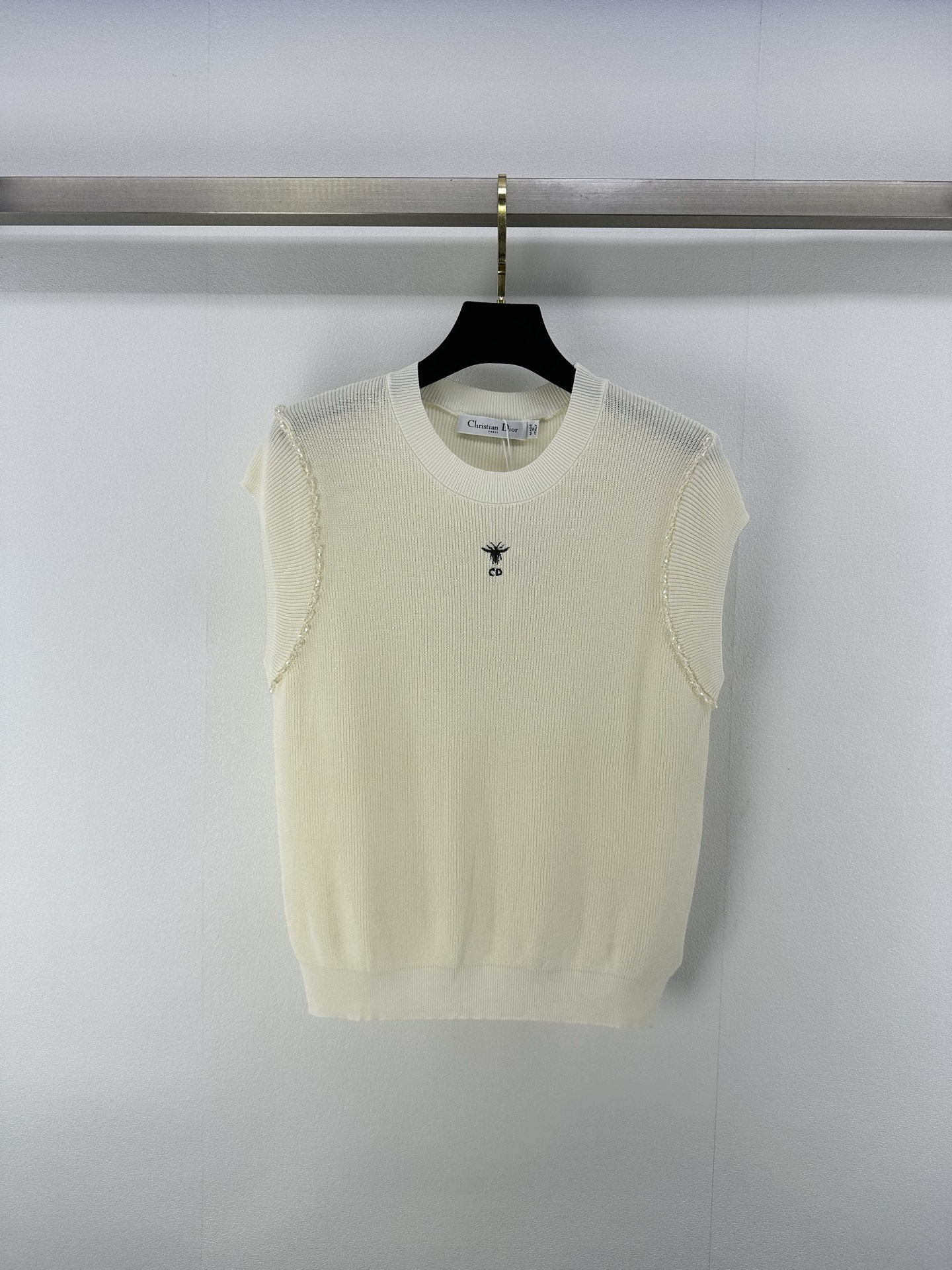 NO:413871,Dio* New details 25 New summer bead vest, embroidered cuffs, handmade beads are exquisite and fashionable, the upper body is age-reducing, simple and comfortable, and the relaxed tone is fully displayed. The light and luxurious and fashionable temperament!  2 colors 3 codes SML, dior, alexander wang19860909Dio* 上新细节 25 夏季新款钉珠背心 刺绣袖口手工钉珠精致时髦 上身减龄简洁舒适穿搭尽显松弛调性 轻奢时髦气质！ 2色3码SML,,dior,alexander wang,Women's clothing