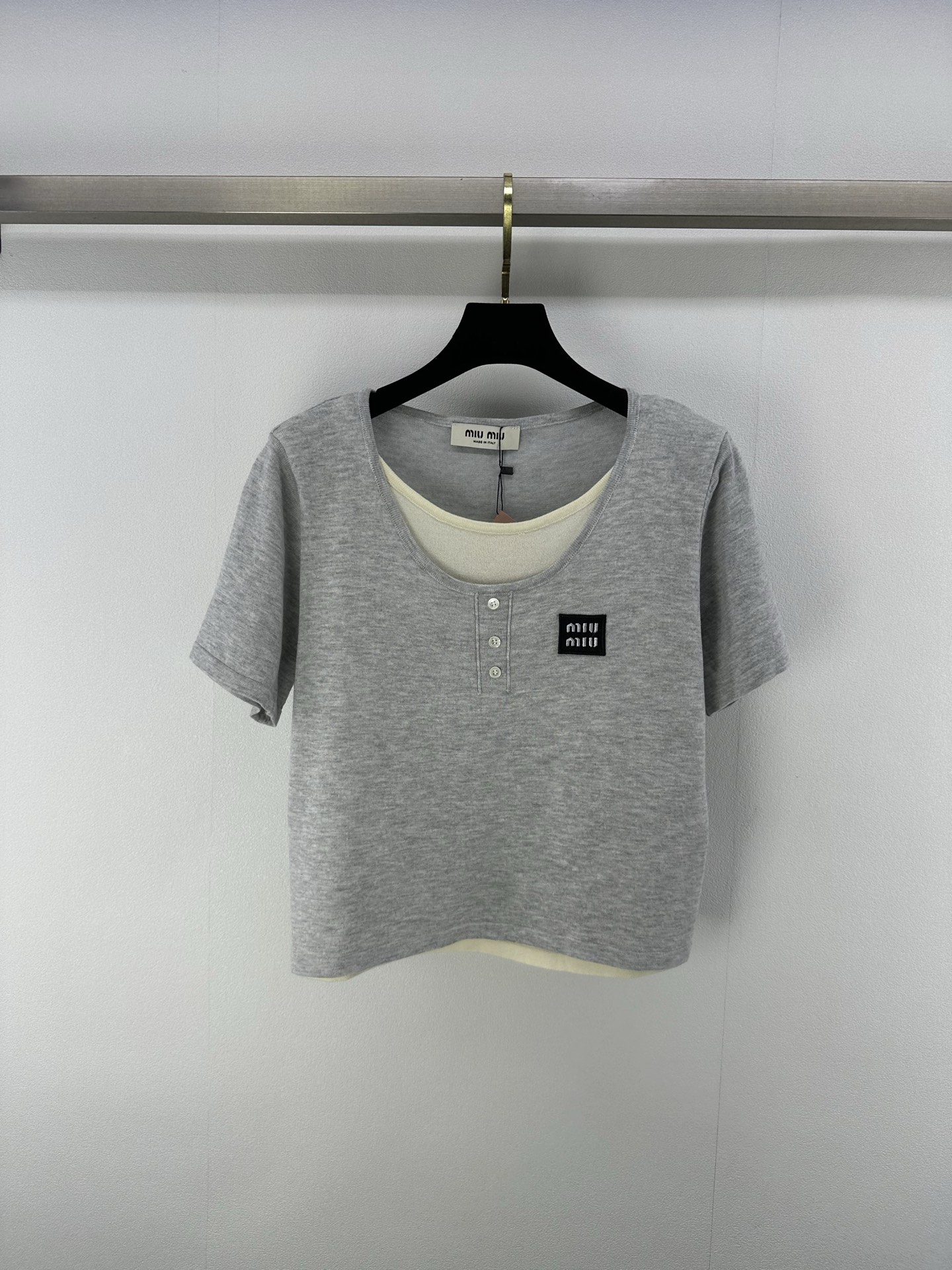 NO:413864,Miumi* new details 25 New summer double-neck short-sleeved color combination, simple and high-end fake two-piece design with super layering, positioning logo logo, universal and versatile style, super slim!  The positioning logo is fashionable and high-end for girls with age reduction. The imported yarn texture is super comfortable!  Retro girlish temperament!  2 color 3 code SML, miumiu, T-shirt, alexander wang19860909miumi*上新细节 25 夏季新款双领短袖 拼色简约又高级假两件设计层次感超强 定位logo徽标 万能百搭版型超显瘦！定位logo减龄少女时髦又高级.进口纱线质感超舒适！复古少女气质！ 2色3码SML,,miumiu,T-shirt,alexander wang,Women's clothing