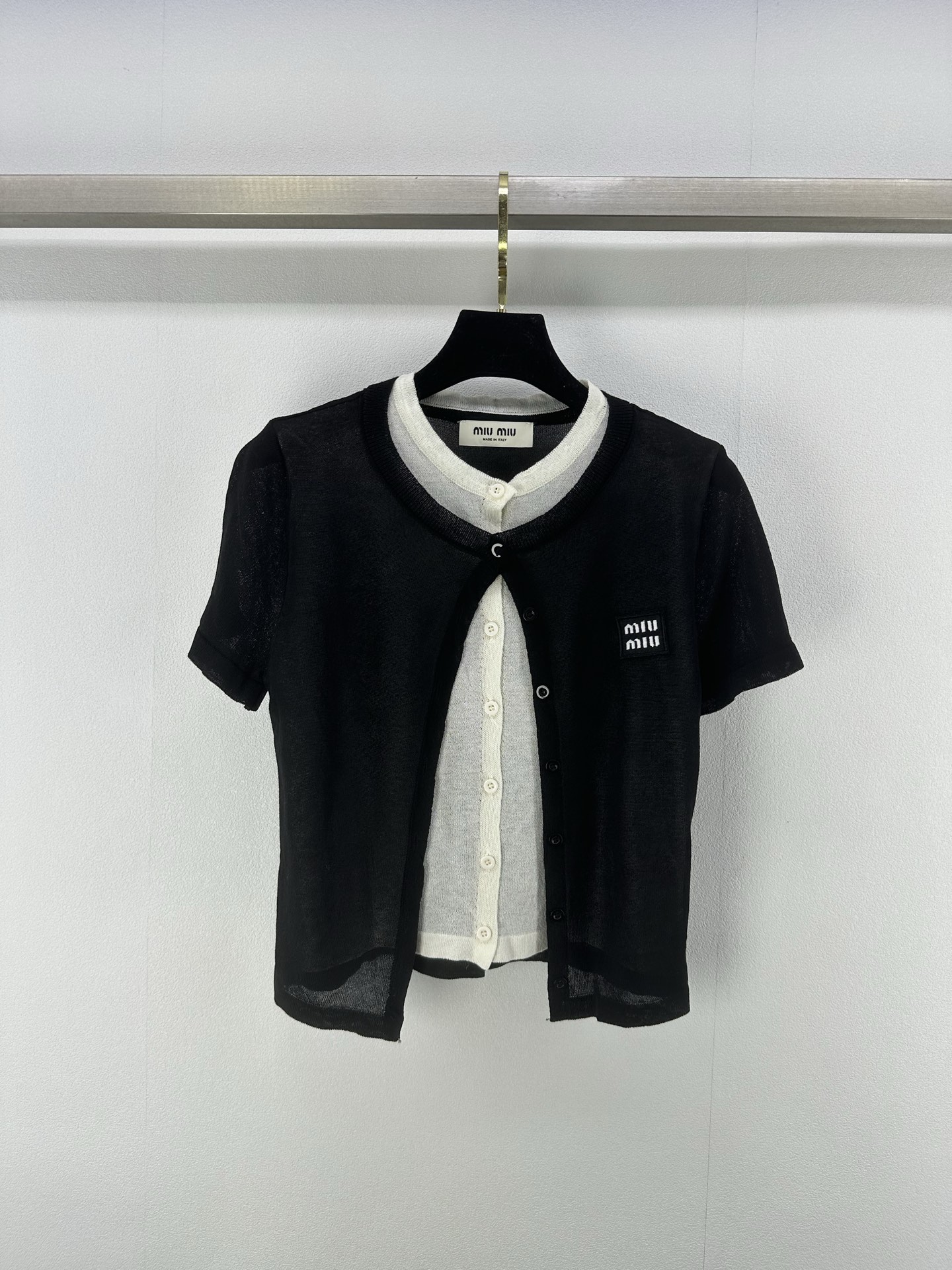 NO:413859,miumi* New details 25 Spring and Summer Latest Fake Two-Piece Knitted Short Sleeves!  Custom imported knitted material, soft and comfortable, fake two-piece style, rich design layering, brand logo embellishes on the chest to highlight the brand's high-end style, ready-made garments are comfortable and elastic, adding a lively atmosphere to the outfit. No need to deliberately add decorations, it can demonstrate the elegant and high-end brand tone!  3 color 3 code SML, miumiu, T-shirt, alexander wang19860909miumi* 上新细节 25 春夏最新假两件针织短袖！定制进口针织材质 柔软舒适 假两件版型 设计层次感丰富 胸前点缀品牌徽标 彰显品牌高级格调 成衣舒适有弹力 为穿搭增添活泼气息 无需刻意加饰 即可彰显典雅高级的品牌调性！ 3色3码SML,,miumiu,T-shirt,alexander wang,Women's clothing