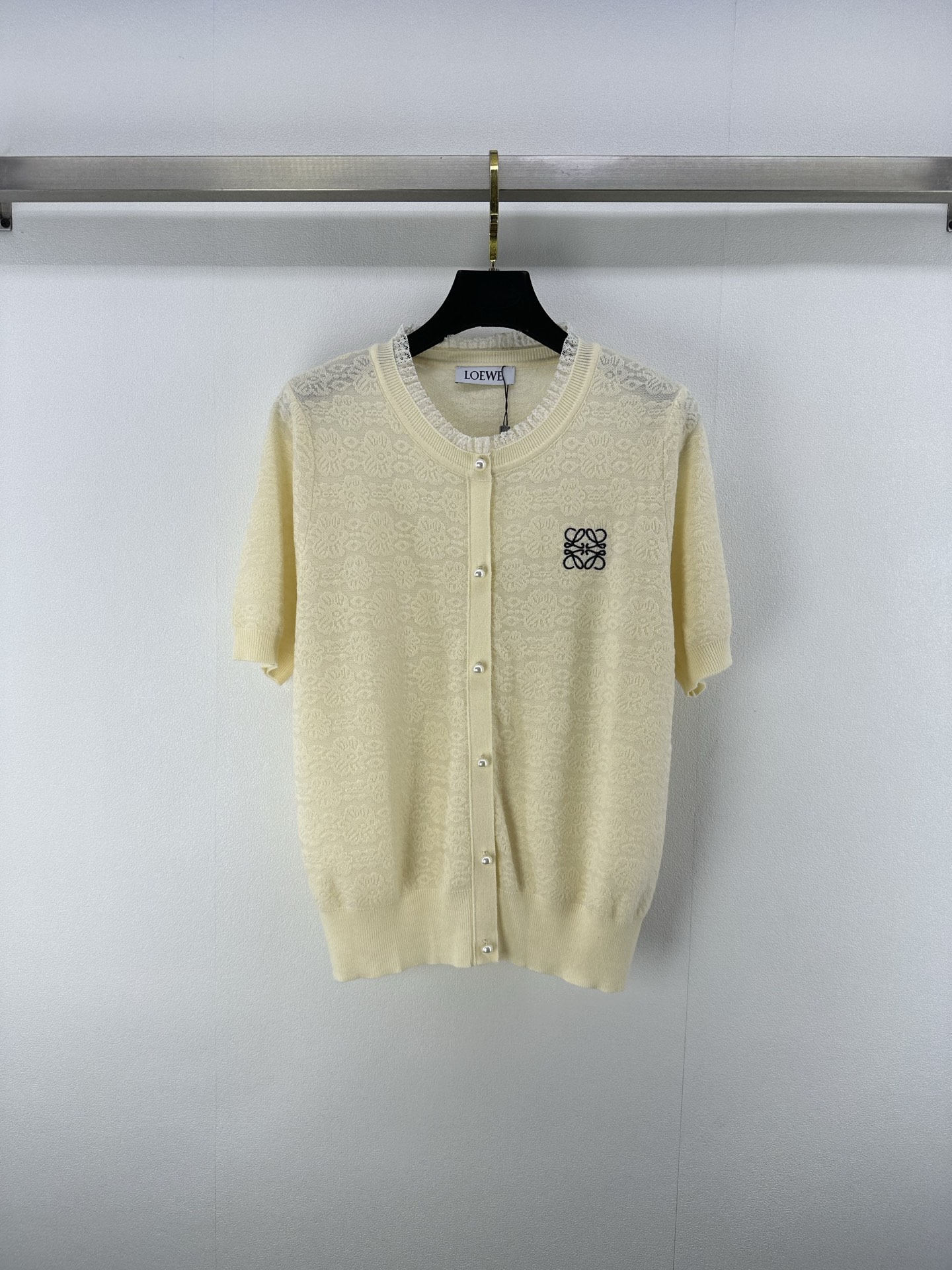 NO:413843,New details on Loew* 25 Spring and summer new temperament, empty hook cardigan short sleeves, lace neckline, fashionable and fashionable, slimming!  Original customized German machine air weaving method!  Customized pearl button temperament, highly recommended fashionable items with delicate and comfortable texture. 1 color 3 SML, loewe, T-shirt, alexander wang19860909Loew*上新细节 25 春夏新款气质缕空勾花开衫短袖 蕾丝领口时髦洋气 显瘦绝绝子！原版定制徳国机缕空织法！定制珍珠扣气质,强烈推荐气质时髦单品 质感细腻舒适. 1色3码SML,,loewe,T-shirt,alexander wang,Women's clothing