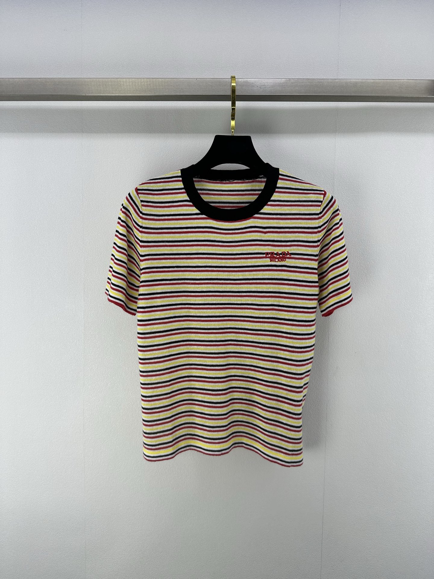 NO:413872,New details on Prad* 25 New summer striped knitted short sleeves Customized YB silk yarn wool yarn fabric texture high-quality comfortable Regular knitted short sleeve tailoring The whole body yellow, red and black interwoven, bright and full marks Show the brand’s personality Highlights and high-end outfits Highlights Black Deepening Design Make simple styles look individual and exquisite, and the outfits show a relaxed tone. Letter embroidered logos show light luxury and fashionable temperament. You can wear them alone. The first choice for fashionable outfits in all seasons: 1 color 3 SML, prada, T-shirt, alexander wang19860909Prad*上新细节 25 夏季新款条纹针织短袖 定制YB丝毛纱线织造 质感高级舒适 常规针织短袖剪裁 通体黄红黑三色交织 亮眼满分 彰显品牌个性 凸显穿搭高级感 包边黑色加深设计 让简单款式穿出个性精致 穿搭尽显松弛调性 字母刺绣徽标彰显轻奢时髦气质 单穿叠穿均可 四季时尚穿搭首选 1色3码SML,,prada,T-shirt,alexander wang,Women's clothing