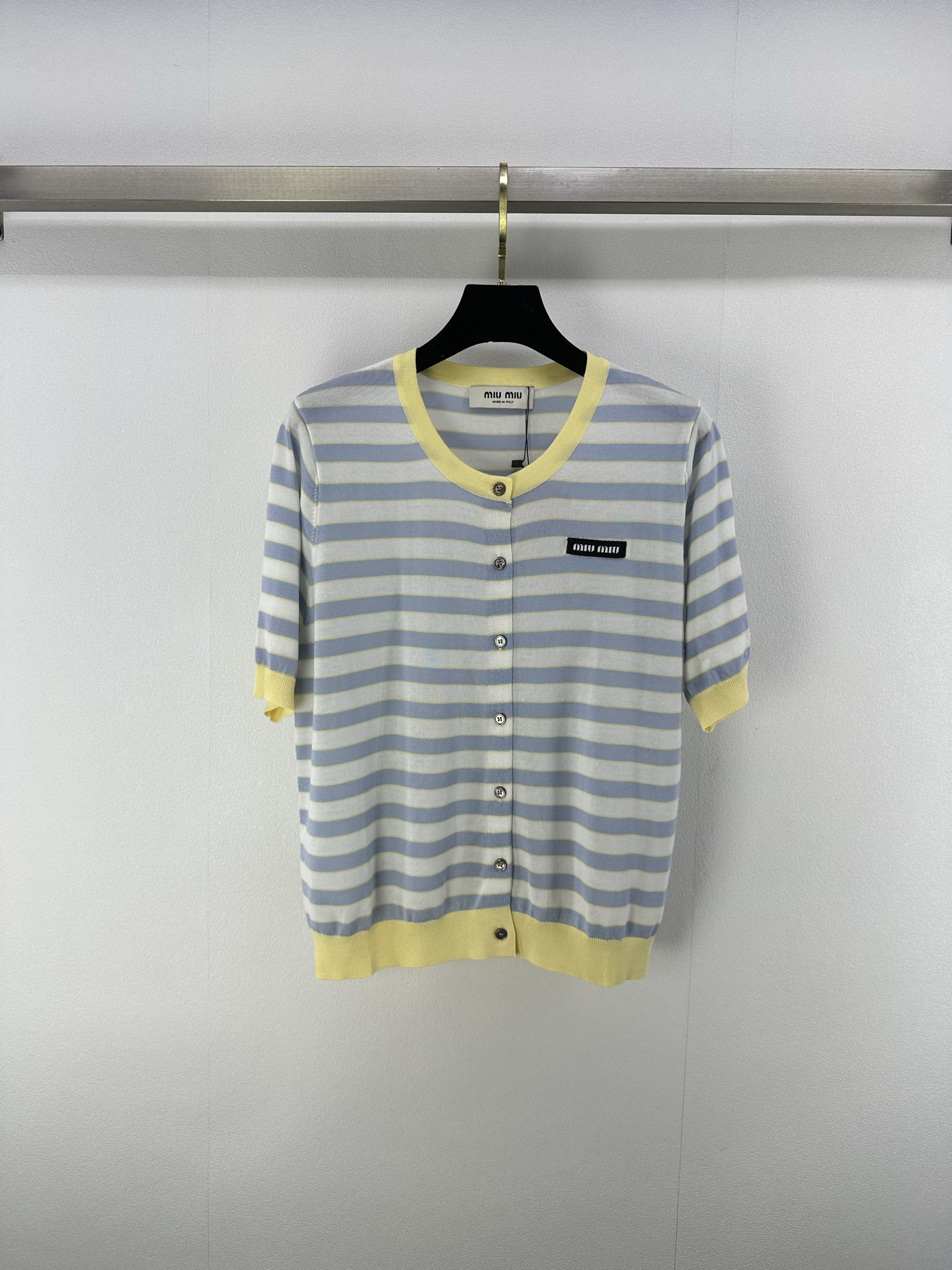 NO:413836,Miumi* New Details 25 Spring and Summer Latest Contrast Stripe Knitted Short Sleeves!  Customized wool knitted material, delicate and soft, exquisite short-sleeved tailoring, striped contrasting colors and single-row buttons, decorative details are more playful and exquisite. The chest embroidered logo highlights the brand style. The contrasting color edge neckline is playful and age-reducing. It is easy to control when traveling or gatherings!  1 color 3 code SML, miumiu, T-shirt, alexander wang19860909miumi* 上新细节 25 春夏最新撞色条纹针织短袖！定制羊毛针织材质 细腻柔软 精致短袖剪裁 条纹撞色配合单排纽扣装饰细节满分更为俏皮精致 胸前刺绣徽标 彰显品牌格调 撞色包边领口俏皮减龄显白 日常出行或轻松聚会轻松驾驭！ 1色3码SML,,miumiu,T-shirt,alexander wang,Women's clothing