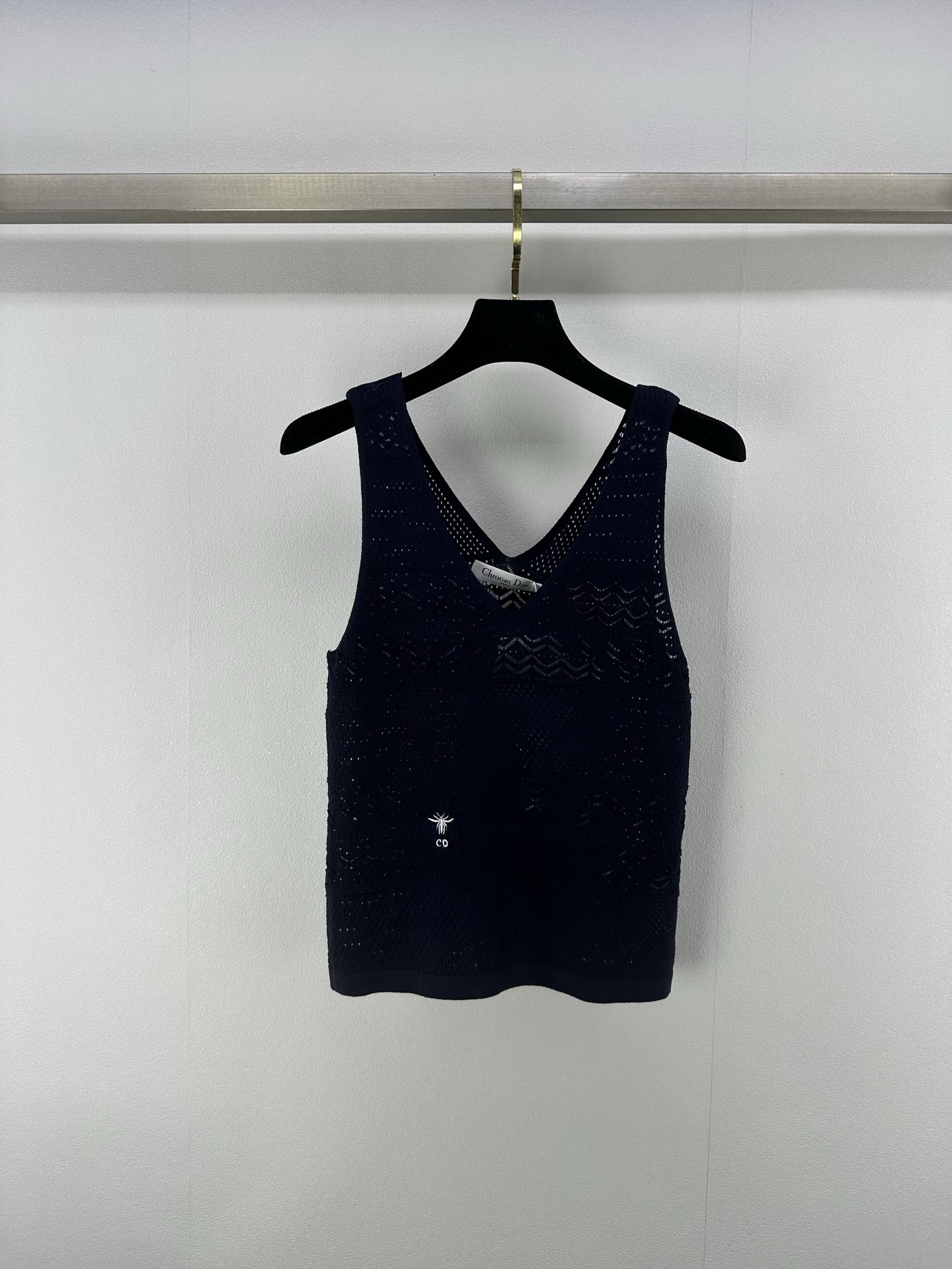 NO:413828,Dio* new details 25 New summer hollow vest custom YB mercerated wool yarn weaving high-quality texture breathable and comfortable knitted V-neck vest cuts all body with hollow crochet texture intertwined elastic and elastic and more refined outfit slimming outfits The style is inclusive of the figure and fully relaxed tone The contrasting embroidery logo on the chest highlights the light luxury and fashionable temperament. You can wear it alone. 3 colors and 3 codes SML, dior, alexander wang19860909Dio*上新细节 25 夏季新款镂空背心 定制YB丝光羊毛纱线织造 质感高级 透气舒适 针织V领背心剪裁 通体利用镂空钩针肌理交织 弹性松紧更显精致 穿搭显瘦 版型包容身材 尽显松弛调性 胸前撞色刺绣徽标 凸显轻奢时髦气质 单穿叠穿均可 3色3码SML,,dior,alexander wang,Women's clothing