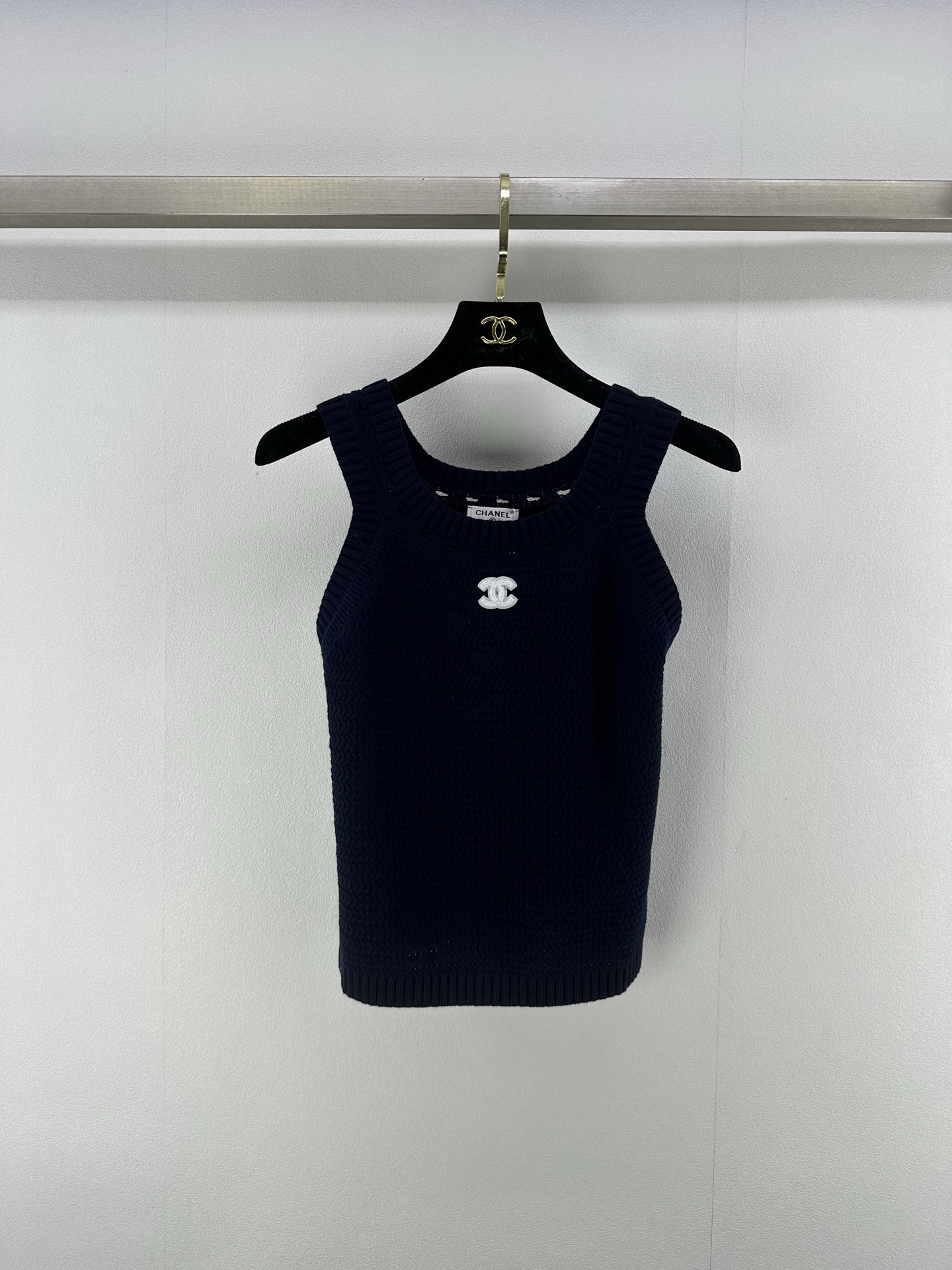 NO:413820,CHANE* New details 25 Summer new hollow vest Contrast color flocking logo The upper body is soft and skin-friendly, threaded edge-closed horizontal texture knitted texture, neckline ripped design embellishes the whole, overall high-quality and simple, single-fitting and layering can be done 3 colors and 3 codes SML, chanel, alexander wang19860909CHANE* 上新细节 25 夏季新镂空背心 撞色植绒logo 上身柔软亲肤 螺纹收边横纹理针织肌理 领口破洞设计点缀整体 整体高级简约 单穿叠穿均可 3色3码SML,,chanel,alexander wang,Women's clothing