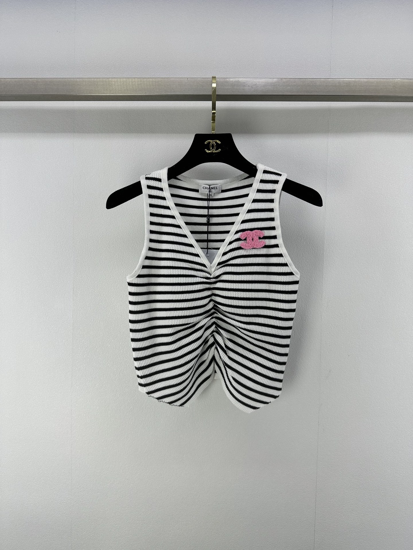 NO:413812,Chane* New details 25 Spring and summer new v-neck vest with chest pads, chest positioning flocking logo, fashionable and fashionable, white and rich and beautiful!  2 colors 3 codes SML, chanel, alexander wang19860909Chane* 上新细节 25 春夏新品v领背心 自带胸垫 胸口定位植绒logo 洋气又时髦 白富美必入！ 2色3码SML,,chanel,alexander wang,Women's clothing