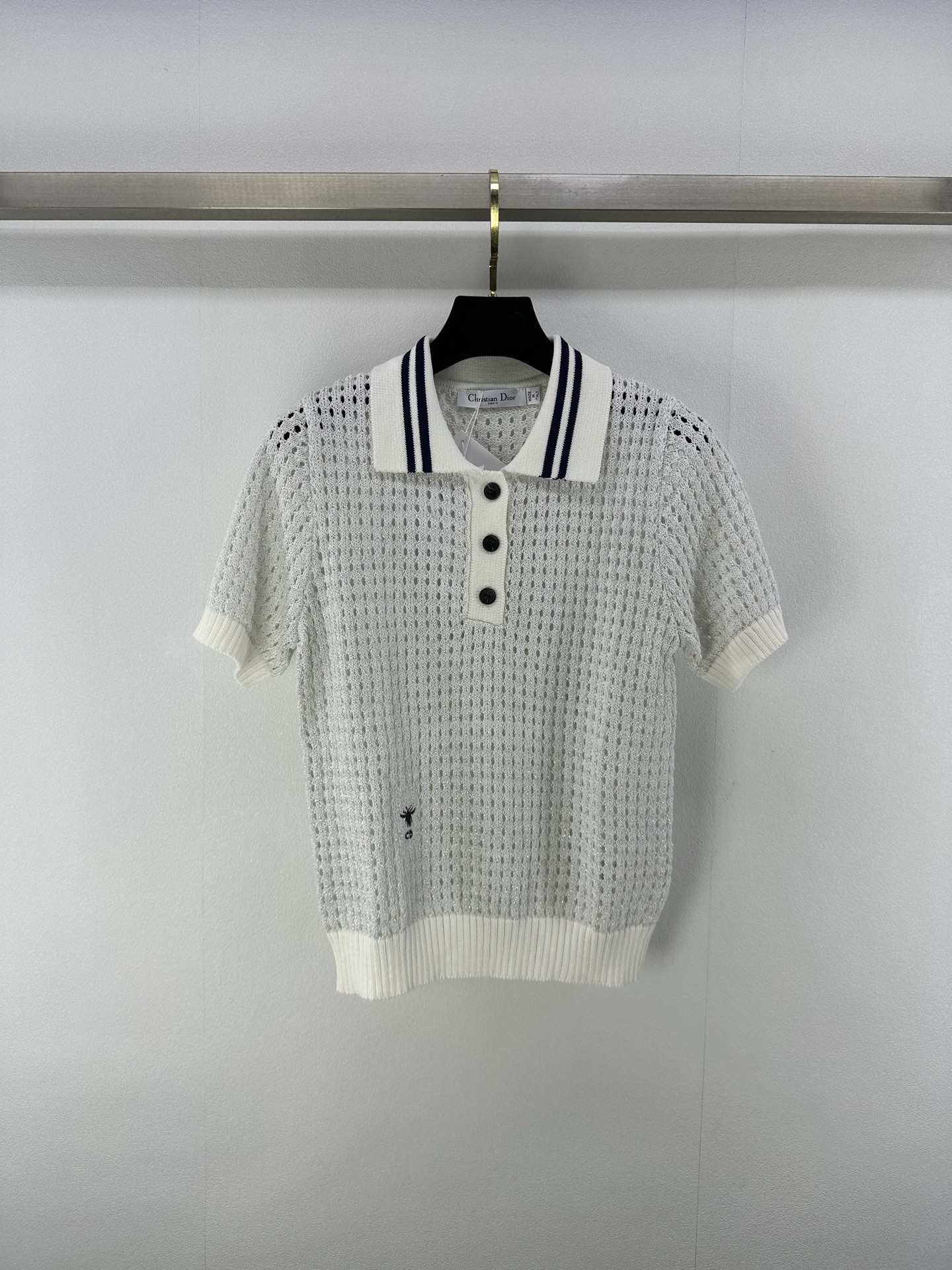 NO:413804,New details on Dio* 25 New summer style reverse collar silver wire short sleeves The hollow knitted texture is unique and reveals a unique charm. It not only ensures breathable and comfortable summer wear, but also gives the clothes a lively and light feeling. The body is exquisite, bee embroidery and 'CD' logo, which shows the brand texture and personality attitude in a low-key manner. 1 color and 3 codes SML, dior, T-shirt, alexander wang19860909Dio*上新细节 25 夏季新款反领银丝短袖 镂空针织纹理独具匠心 若隐若现间流露独特韵味 既保证了夏日穿着的透气舒适 又赋予衣物灵动轻盈之感 衣身精致小蜜蜂刺绣与“CD”标识 低调中彰显品牌质感与个性态度 1色3码SML,,dior,T-shirt,alexander wang,Women's clothing