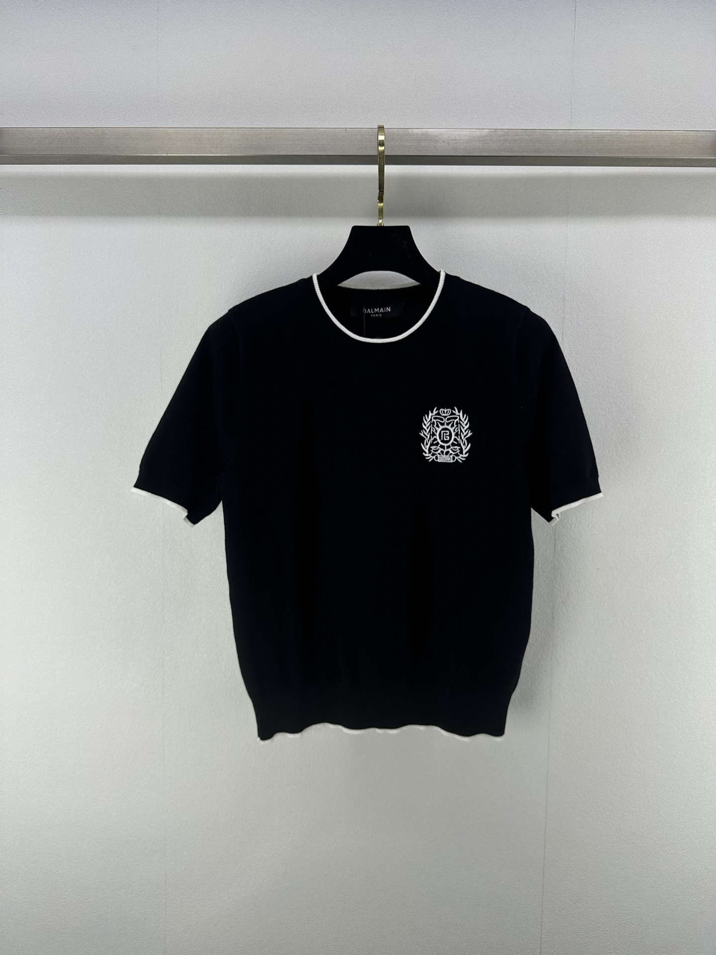 NO:415295,New details on Balmai* 25 Spring and summer new knitted round neck short sleeves Contrast color edging design Logo pattern embroidery embroidery Simple fashionable exquisite versatile 2 colors 3 codes SML, balmain, T-shirt, alexander wang19860909Balmai*上新细节 25 春夏新款针织圆领短袖 撞色包边设计 logo图案刺绣点缀 简约时髦精致百搭 2色3码SML,,balmain,T-shirt,alexander wang,Women's clothing