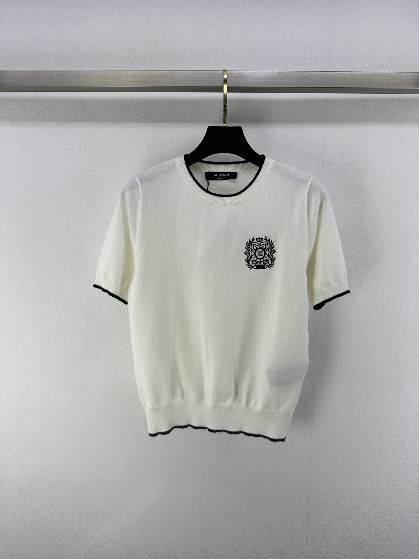 NO:415314,New details on Balmai* 25 Spring and summer new knitted round neck short sleeves Contrast color edging design Logo pattern embroidery embroidery Simple fashionable exquisite versatile 2 colors 3 codes SML, balmain, T-shirt, alexander wang19860909Balmai*上新细节 25 春夏新款针织圆领短袖 撞色包边设计 logo图案刺绣点缀 简约时髦精致百搭 2色3码SML,,balmain,T-shirt,alexander wang,Women's clothing