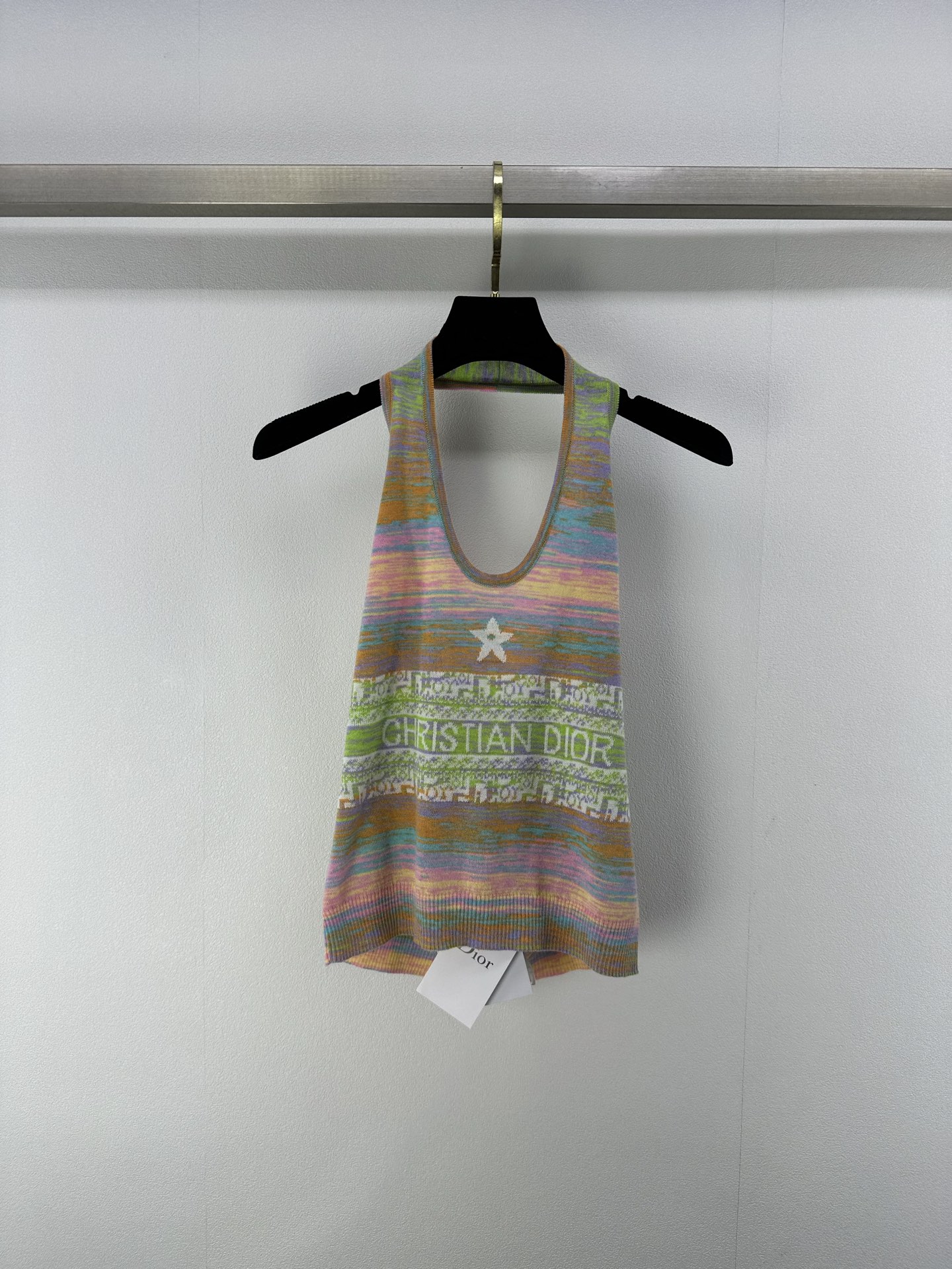 NO:415200,New details on Dio* 25 New summer halter five-pointed vest custom YB wool yarn wool yarn wool, elastic and comfortable, breathable and easy to wear, cut halter knit vest, beautify the proportion of head and shoulders, keep it slimmer, keep it consistent with the five-pointed star on the chest, more coordinated, retro hot girl style, slim fit style with cardigan design, visual slim highlights the figure, playful and age-reducing, richer layering effect, fashionable and fashionable, 2 colors, 3 codes SML,,dior,alexander wang19860909Dio*上新细节 25 夏季新款挂脖五角星背心 定制YB羊毛纱线织造 弹力舒适 透气好穿 挂脖针织背心剪裁 美化头肩比例更显瘦 与胸前五角星保持一致 更显协调 复古辣妹风格强烈 修身版型配合开衫设计 视觉显瘦突显身材 风格俏皮减龄 层次效果更丰富 时髦洋气 2色3码SML,,dior,alexander wang,Women's clothing