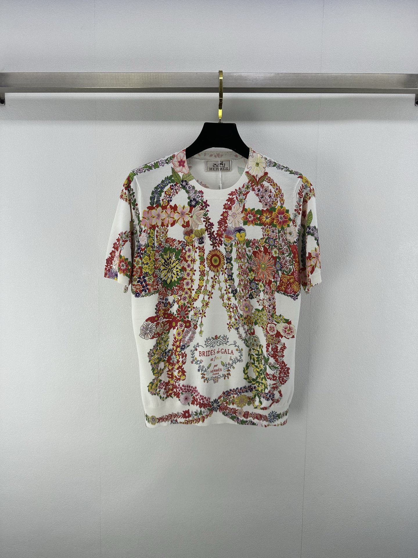 NO:415211,New details on Dio* 25 New summer flowers symmetrical printed short sleeves Customized YB blended material Breathable and comfortable texture Regular short sleeve cutting Highlights brand style Printing craft embellishes colorful flowers symmetrical shapes Full of spring color The letter logo composed of interspersed letters depicted in artistic style Playful and fashionable summer suits appear immediately Jump color matching to create a personalized style The outfit is playful and age-reducing The inner wear is brilliant and fashionable 1 color 3 code SML, dior, T-shirt, alexander wang19860909Dio*上新细节 25 夏季新款花朵对称印花短袖 定制YB混纺材质 透气舒适质感十足 常规短袖裁剪 凸显品牌格调 印花工艺点缀彩色花朵对称造型 洋溢春色满园 穿插组成的字母徽标 以艺术风格描绘 俏皮时尚感夏季套装立现 跳跃配色打造个性风格 穿搭俏皮减龄 单穿内搭都出彩时髦 1色3码SML,,dior,T-shirt,alexander wang,Women's clothing