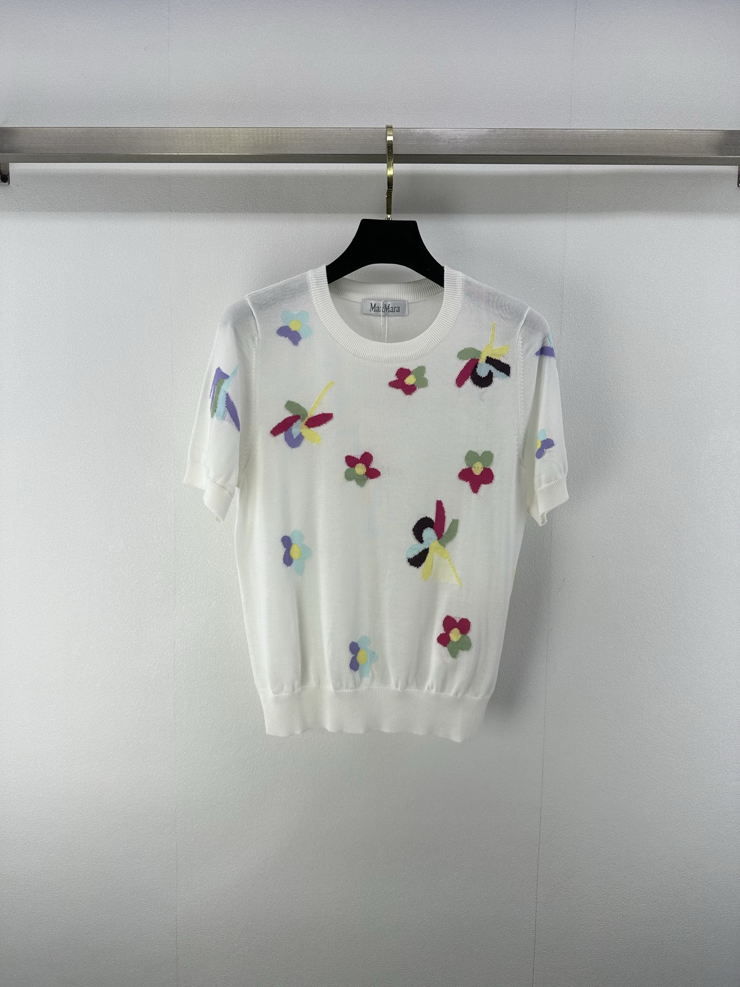 NO:415232,New details on Maxmar 25 New summer flower jacquard print round neck short sleeves!  The classic small round neck design is simple and easy to wear, and it attracts a lot of attention when walking on the street!  The whole piece has a very summery taste. It feels youthful and energetic. The loose style is not picky about the figure at all!  It is inclusive and covers the flesh and makes you look thin!  It's nice to match casually!  2 color 3 code SML, T-shirt, alexander wang19860909Maxmar 上新细节 25 夏季新款花朵提花印花圆领短袖！经典的小圆领设计简洁好穿 走在街上吸睛度满分！整件就是很夏天的味道 青春又活力的感觉宽松版型完全不挑身材！包容性好遮肉显瘦！随意搭配就很nice！ 2色3码SML,,T-shirt,alexander wang,Women's clothing