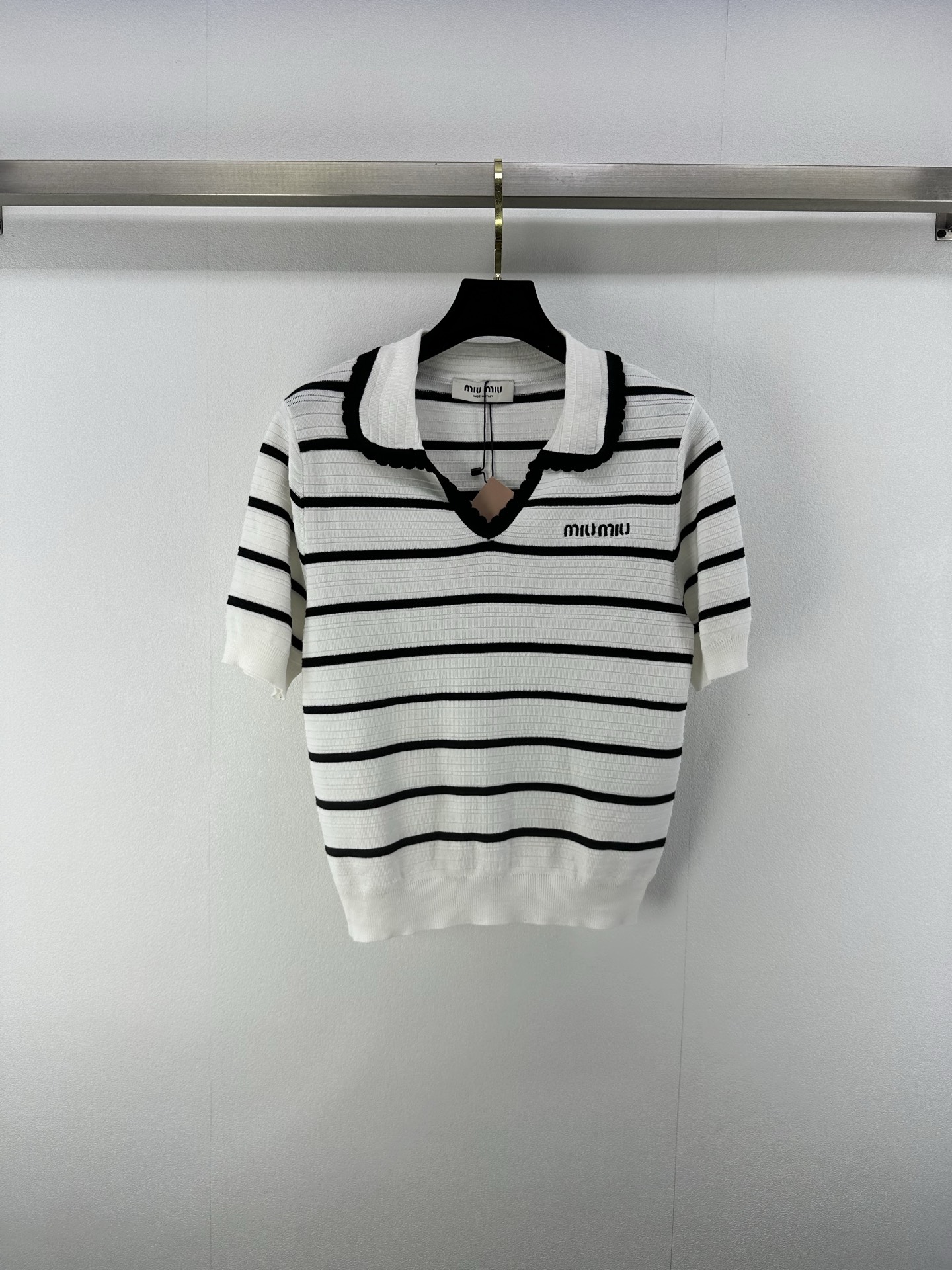 NO:415237,miumi* New details 25 New summer lapel striped knitted short sleeves Customized YB wool knitted material Comfortable and soft Breathable Lapel short sleeve cut Collar hand-hooked lace treatment Sweet and cute Show style Contrast color stripes Rich visual effects Prepare clothing with full quality fit style versatile and fashionable Everyday commuting 2 colors 3 sizes SML, miumiu, T-shirt, alexander wang19860909miumi* 上新细节 25 夏季新款翻领条纹针织短袖 定制YB羊毛针织材质 舒适柔软 透气十足 翻领短袖裁剪 领边手勾花边处理 甜美可爱 彰显格调 成衣撞色条纹 丰富视觉效果 成衣品相十足 合身版型 百搭时髦 日常通勤都可 2色3码SML,,miumiu,T-shirt,alexander wang,Women's clothing