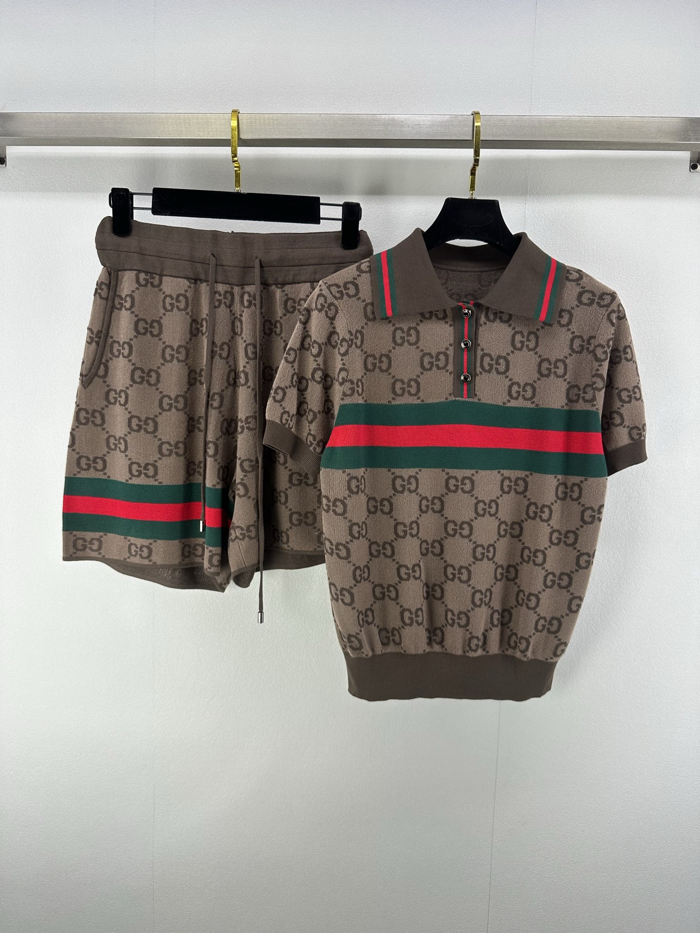 NO:415242,New details on Gucc* 25 Spring and summer new double G knitted set, double G letter crochet pattern, high-end French elegant temperament!  Classic lapel contrasting short sleeves with handsome and fashionable straight-leg mid-trousers. The versatile style is elegant, fashionable and high-end!  Reduce age and handsome!  The imported wool cashmere yarn has a great texture!  3 color 3 code SML, gucci, T-shirt, alexander wang19860909Gucc*上新细节 25 春夏新品双G针织套装,双G字母钩织图案,高级法式优雅气质！经典翻领撞色短袖搭配帅气又时髦直筒中裤.百搭版型一套上身优雅时髦又高级！减龄又帅气！进口羊毛羊绒纱线质感超赞！ 3色3码SML,,gucci,T-shirt,alexander wang,Women's clothing