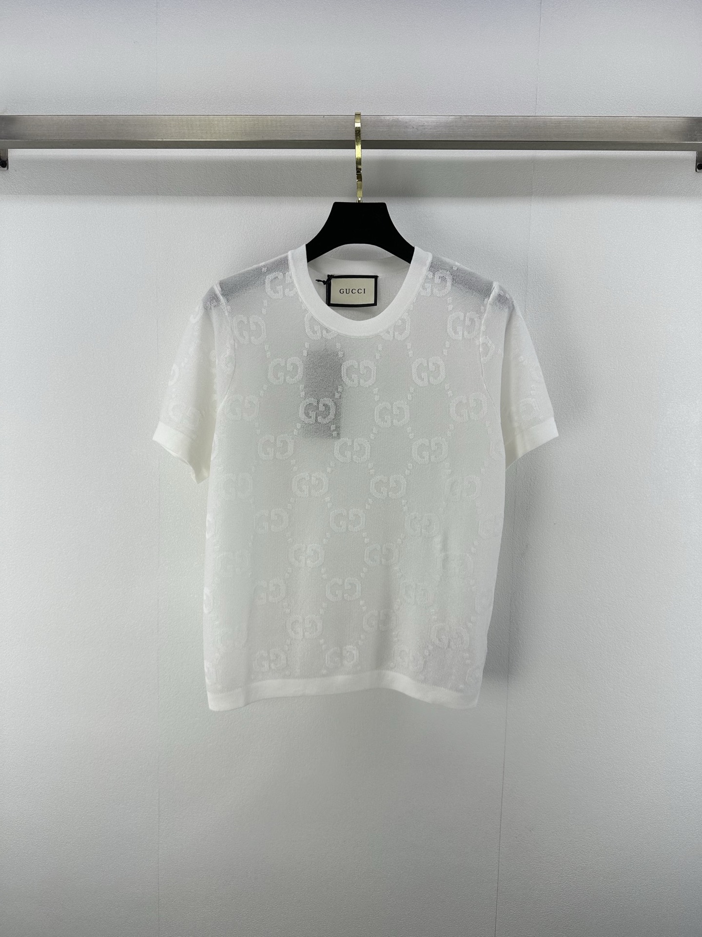 NO:415251,New details on Gucc* 25 Spring and Summer Newest Round Neck Hollow Knitted Short Sleeves!  Double G prints are fashionable, the stacked artifact is also beautiful to wear alone, with a slight perspective feeling, imported Swiss woven high-density craftsmanship, reducing the temperament of a girl!  The classic style is not picky about others and looks slim!  2 color 3 code SML, gucci, T-shirt, alexander wang19860909Gucc*上新细节 25 春夏最新圆领镂空针织短袖！双G印花时髦 叠搭神器单穿也好看 微微透视感 进口瑞士机织高密度工艺 减龄少女气质！经典版型不挑人上身超显瘦！ 2色3码SML,,gucci,T-shirt,alexander wang,Women's clothing