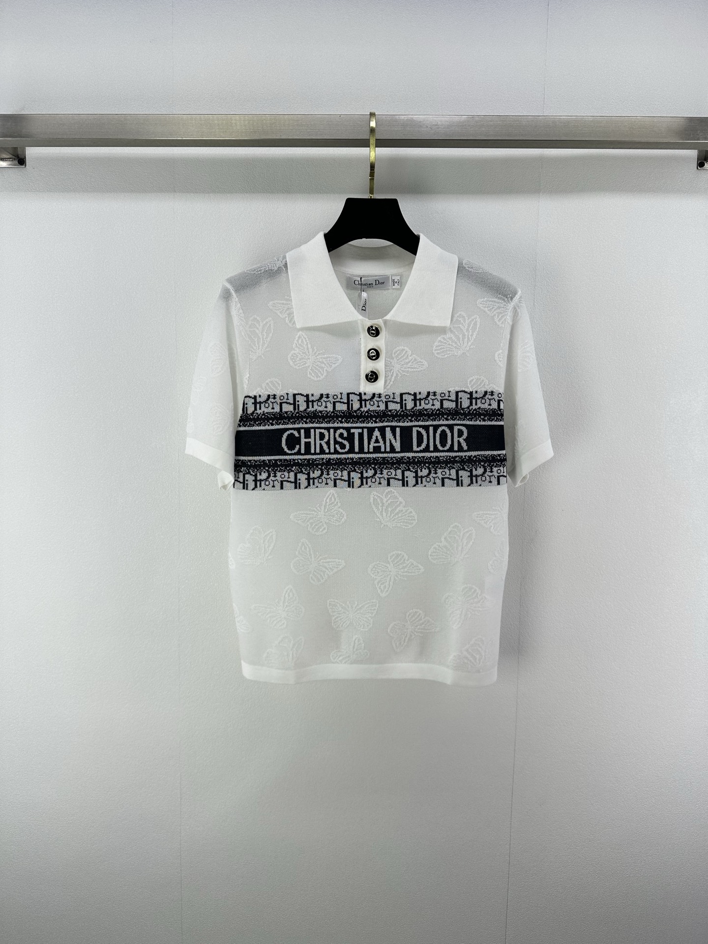 NO:415256,New details on Dio* 25 Spring and summer new knitted lapel dark flower butterfly short sleeves butterfly jacquard decoration Classic brand letter logo contrast jacquard embellishment high-end fashionable light luxury versatile 3 colors 3 codes SML, dior, T-shirt, alexander wang19860909Dio*上新细节 25 春夏新款针织翻领暗花蝴蝶短袖 蝴蝶提花装饰 经典品牌字母logo撞色提花点缀 高级时髦轻奢百搭 3色3码SML,,dior,T-shirt,alexander wang,Women's clothing